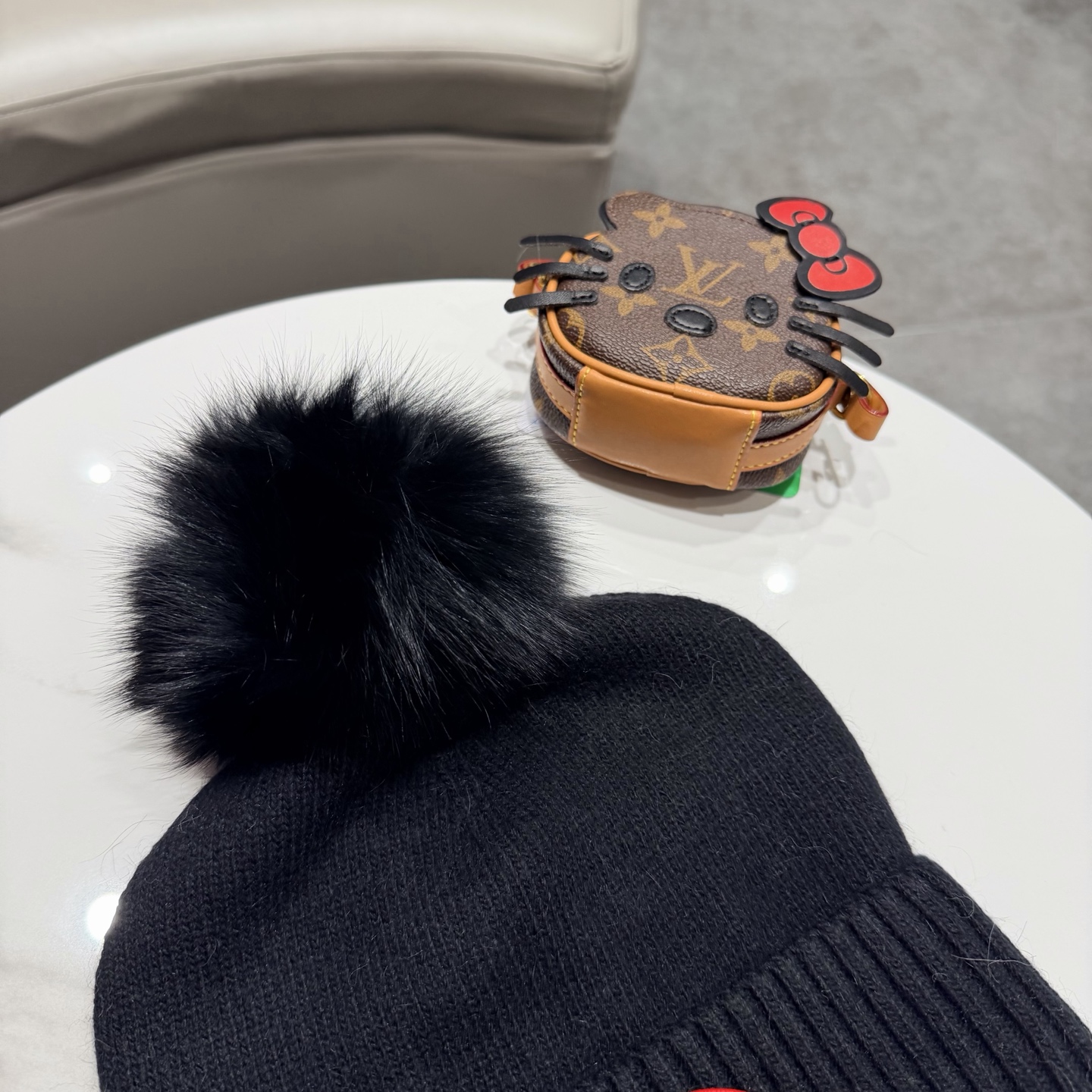 加拿大鹅。CANADA GOOSE 官网最新羊毛针织帽，官网原单复刻.非常柔软亲肤，弹性很好！有质感又非常百搭的款式~保