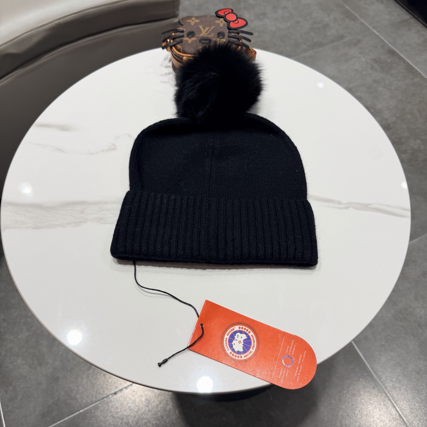 加拿大鹅。CANADA GOOSE 官网最新羊毛针织帽，官网原单复刻.非常柔软亲肤，弹性很好！有质感又非常百搭的款式~保