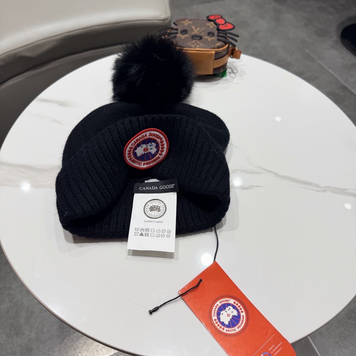 加拿大鹅。CANADA GOOSE 官网最新羊毛针织帽，官网原单复刻.非常柔软亲肤，弹性很好！有质感又非常百搭的款式~保