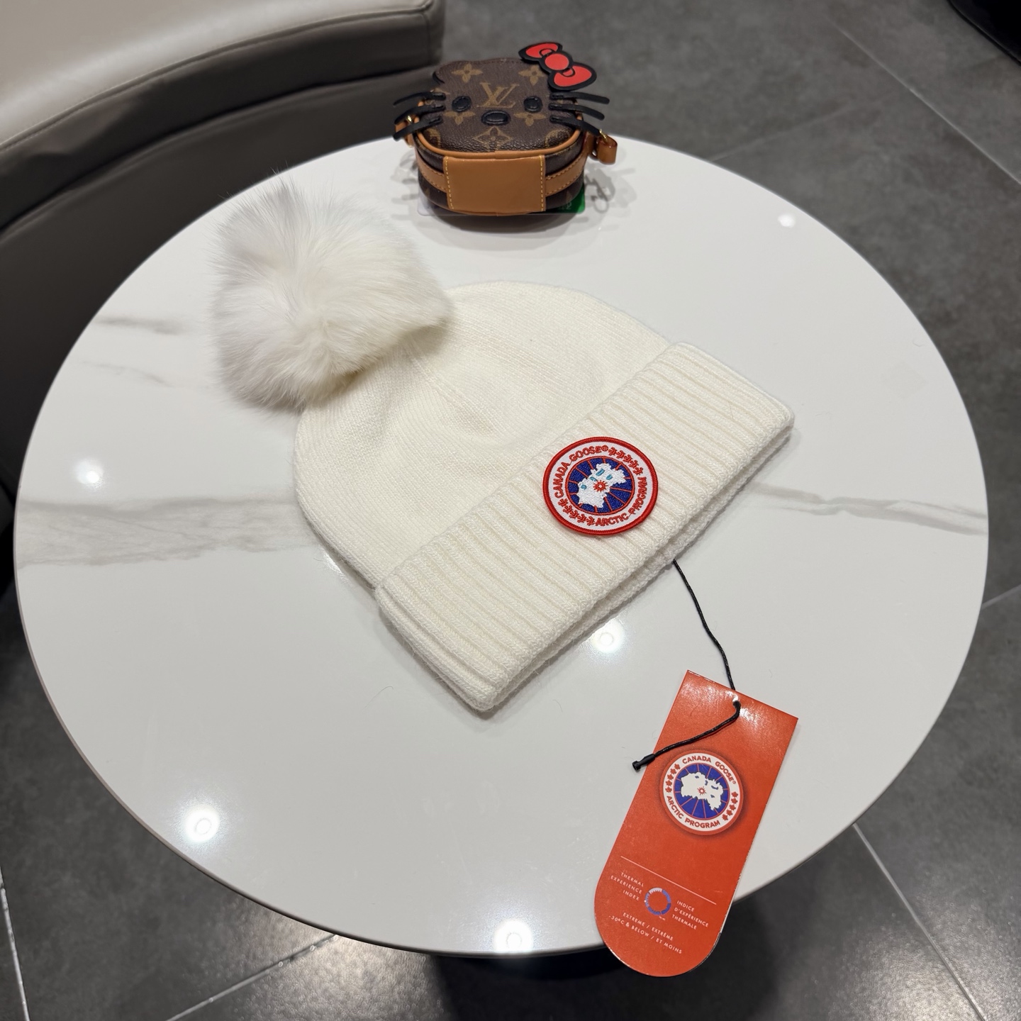 加拿大鹅。CANADA GOOSE 官网最新羊毛针织帽，官网原单复刻.非常柔软亲肤，弹性很好！有质感又非常百搭的款式~保