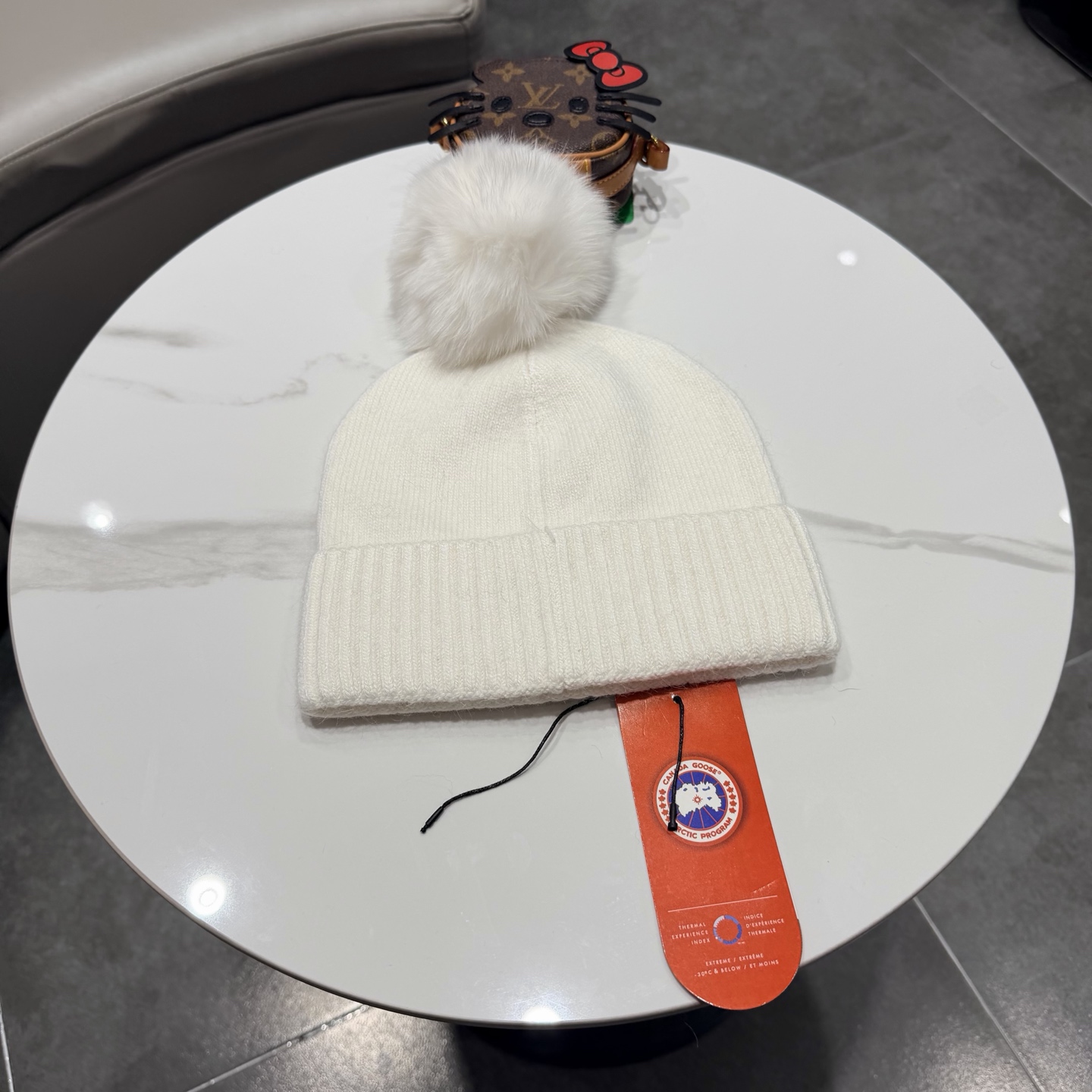 加拿大鹅。CANADA GOOSE 官网最新羊毛针织帽，官网原单复刻.非常柔软亲肤，弹性很好！有质感又非常百搭的款式~保
