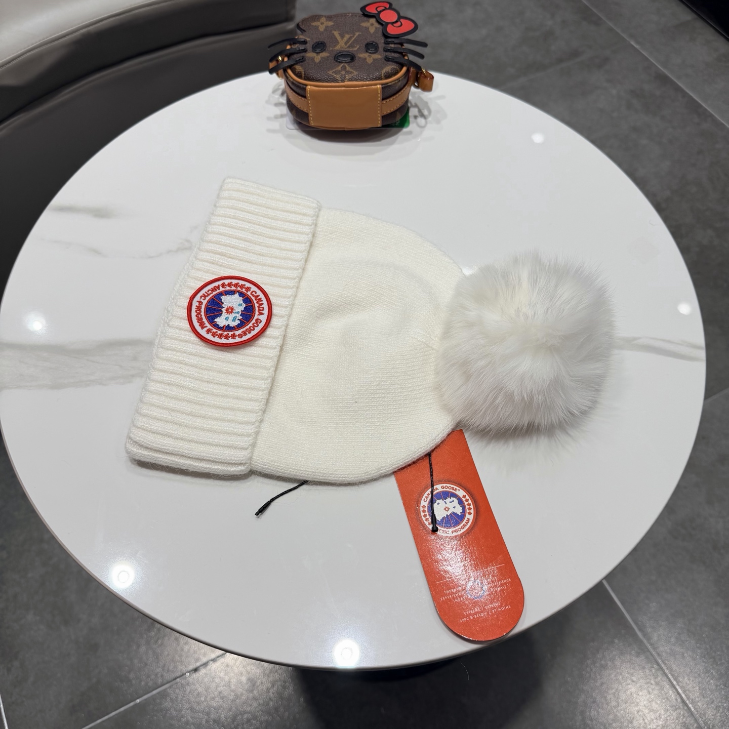 加拿大鹅。CANADA GOOSE 官网最新羊毛针织帽，官网原单复刻.非常柔软亲肤，弹性很好！有质感又非常百搭的款式~保