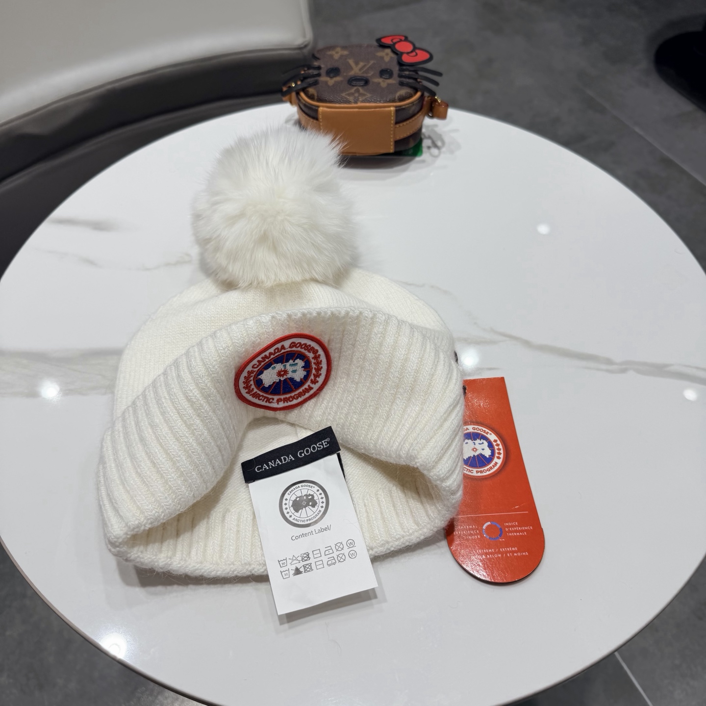 加拿大鹅。CANADA GOOSE 官网最新羊毛针织帽，官网原单复刻.非常柔软亲肤，弹性很好！有质感又非常百搭的款式~保