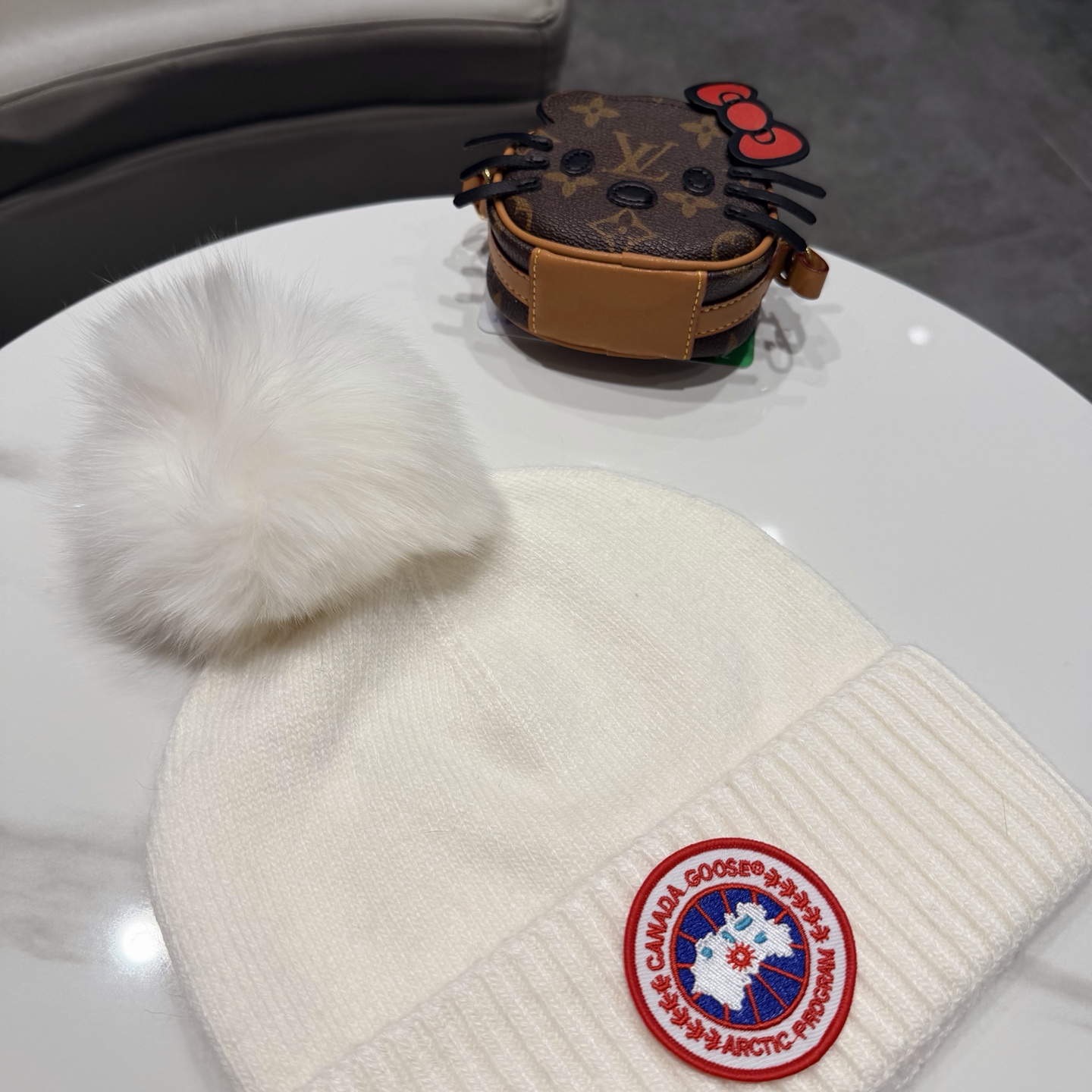 加拿大鹅。CANADA GOOSE 官网最新羊毛针织帽，官网原单复刻.非常柔软亲肤，弹性很好！有质感又非常百搭的款式~保
