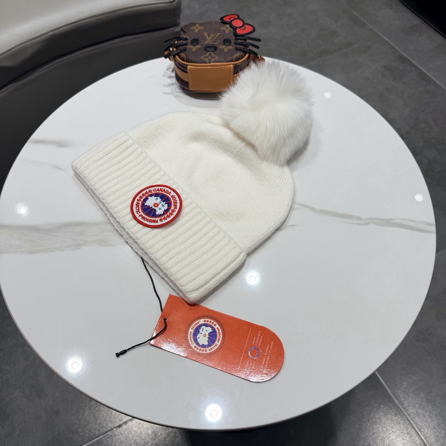 加拿大鹅。CANADA GOOSE 官网最新羊毛针织帽，官网原单复刻.非常柔软亲肤，弹性很好！有质感又非常百搭的款式~保