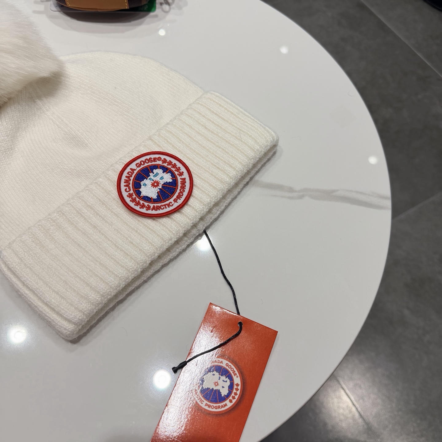 加拿大鹅。CANADA GOOSE 官网最新羊毛针织帽，官网原单复刻.非常柔软亲肤，弹性很好！有质感又非常百搭的款式~保