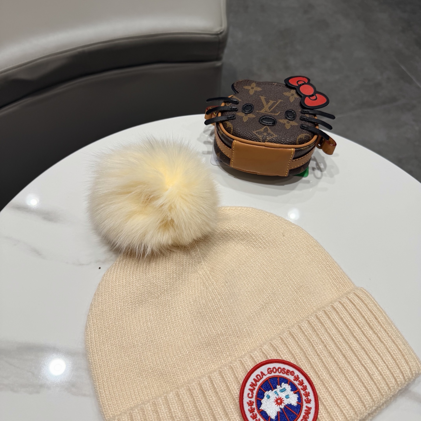 加拿大鹅。CANADA GOOSE 官网最新羊毛针织帽，官网原单复刻.非常柔软亲肤，弹性很好！有质感又非常百搭的款式~保