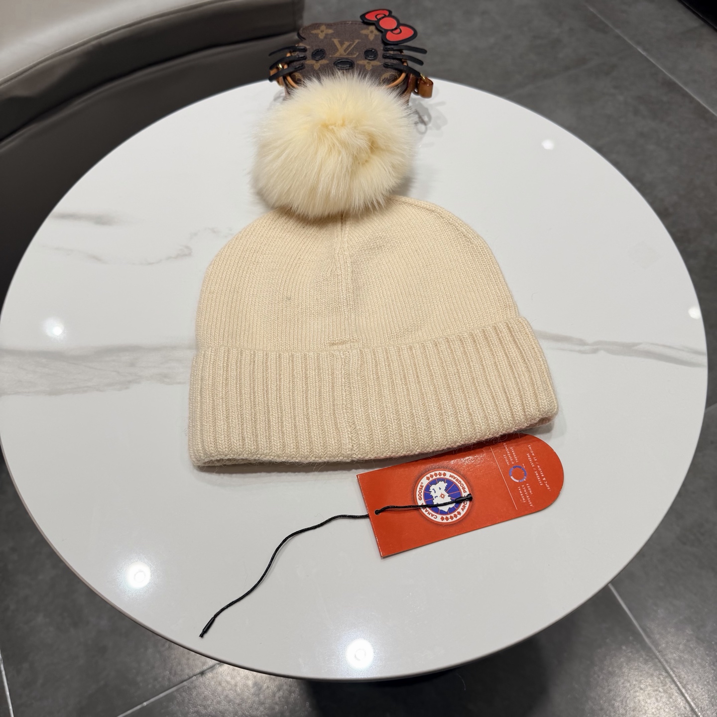 加拿大鹅。CANADA GOOSE 官网最新羊毛针织帽，官网原单复刻.非常柔软亲肤，弹性很好！有质感又非常百搭的款式~保