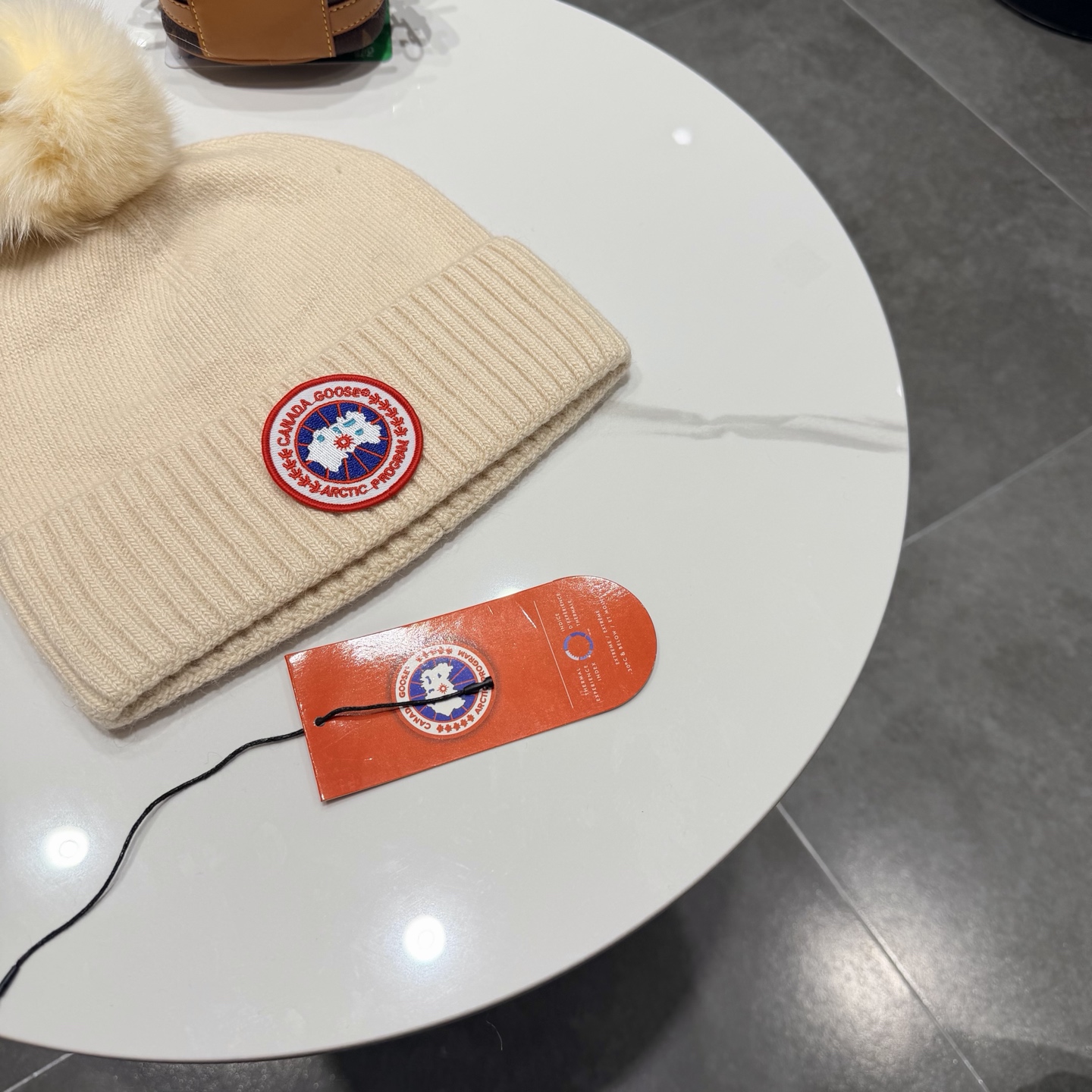 加拿大鹅。CANADA GOOSE 官网最新羊毛针织帽，官网原单复刻.非常柔软亲肤，弹性很好！有质感又非常百搭的款式~保