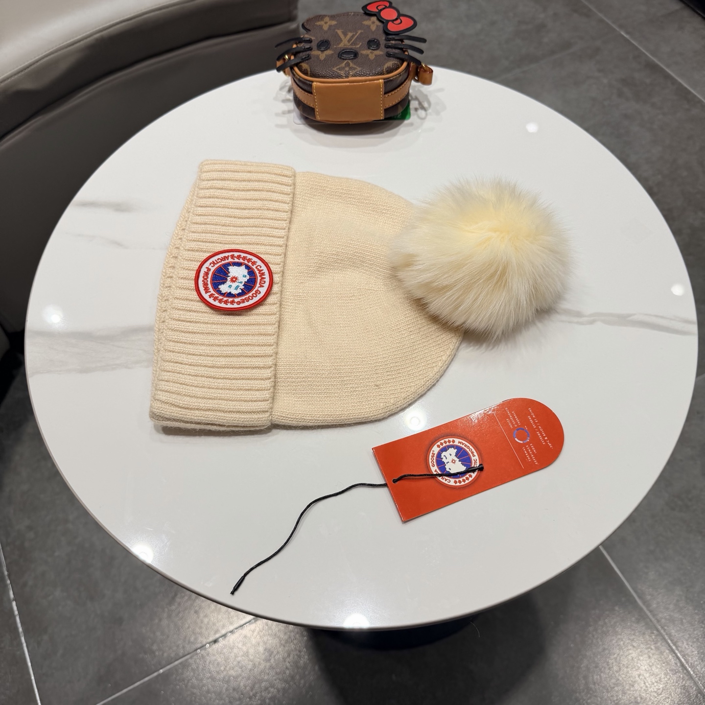 加拿大鹅。CANADA GOOSE 官网最新羊毛针织帽，官网原单复刻.非常柔软亲肤，弹性很好！有质感又非常百搭的款式~保