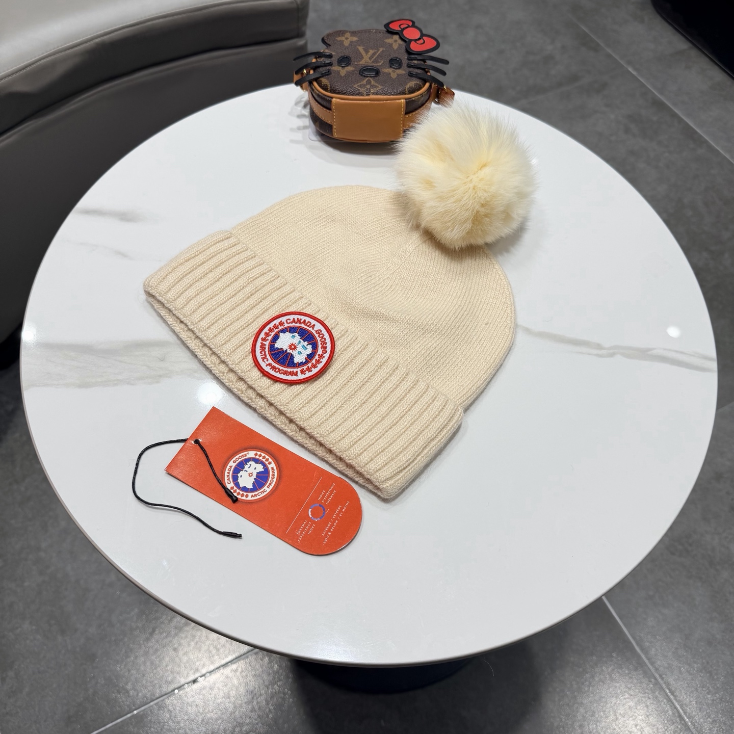 加拿大鹅。CANADA GOOSE 官网最新羊毛针织帽，官网原单复刻.非常柔软亲肤，弹性很好！有质感又非常百搭的款式~保