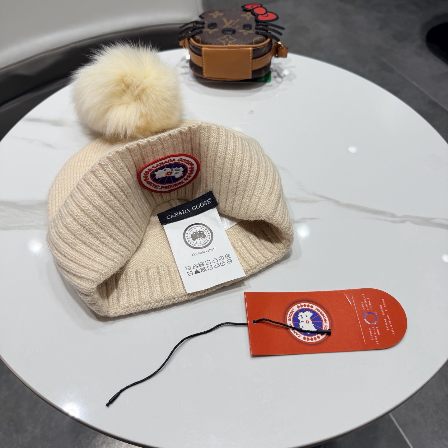 加拿大鹅。CANADA GOOSE 官网最新羊毛针织帽，官网原单复刻.非常柔软亲肤，弹性很好！有质感又非常百搭的款式~保