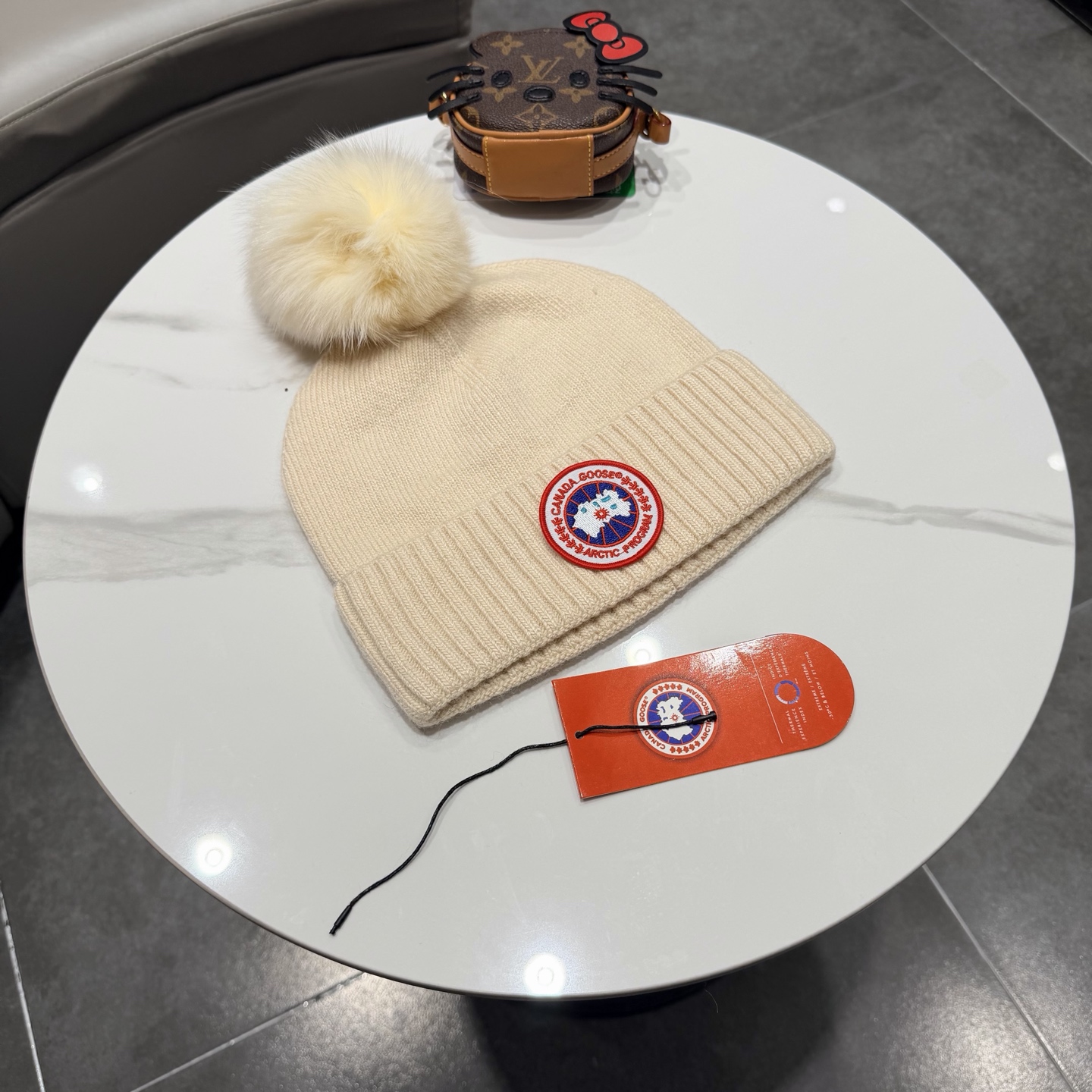 加拿大鹅。CANADA GOOSE 官网最新羊毛针织帽，官网原单复刻.非常柔软亲肤，弹性很好！有质感又非常百搭的款式~保