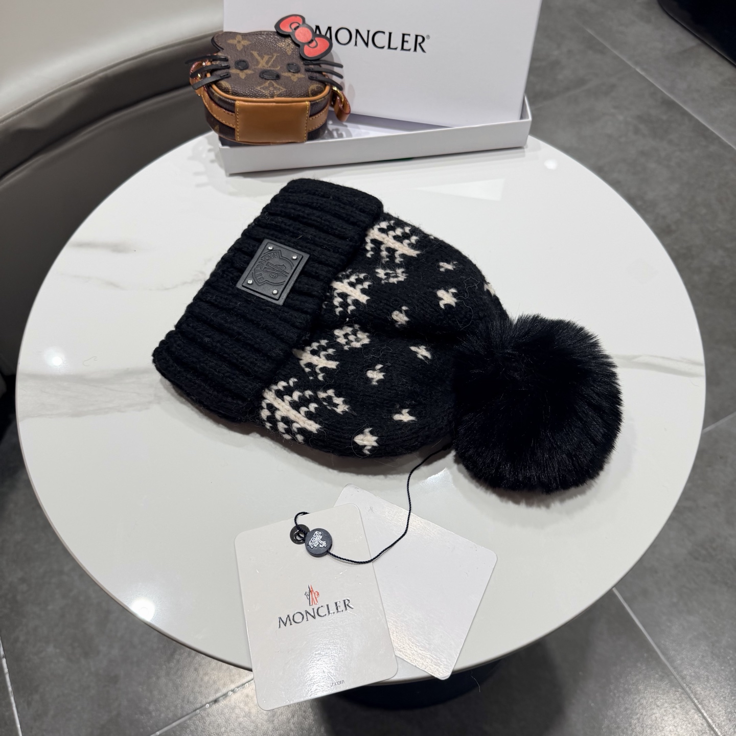 蒙口针织帽MONCLER毛线帽👍质量非常柔软舒服，保暖又时尚，简约大气，百搭款！