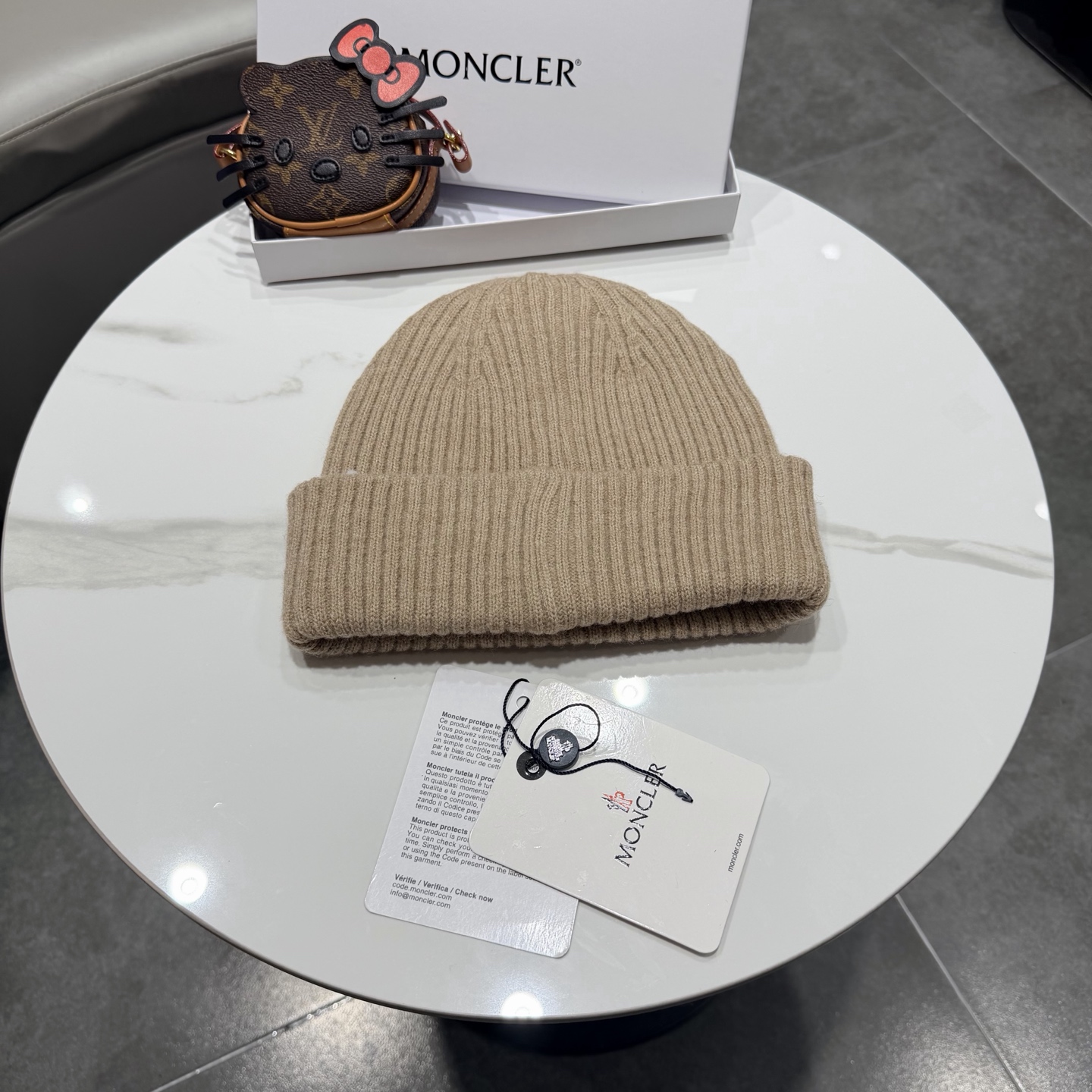 Moncler 蒙口套装秋冬款针织毛线帽这款必定是极简主义的最爱 干净，利索，时尚百搭，绝对不挑脸型！ 属于时尚经典的万