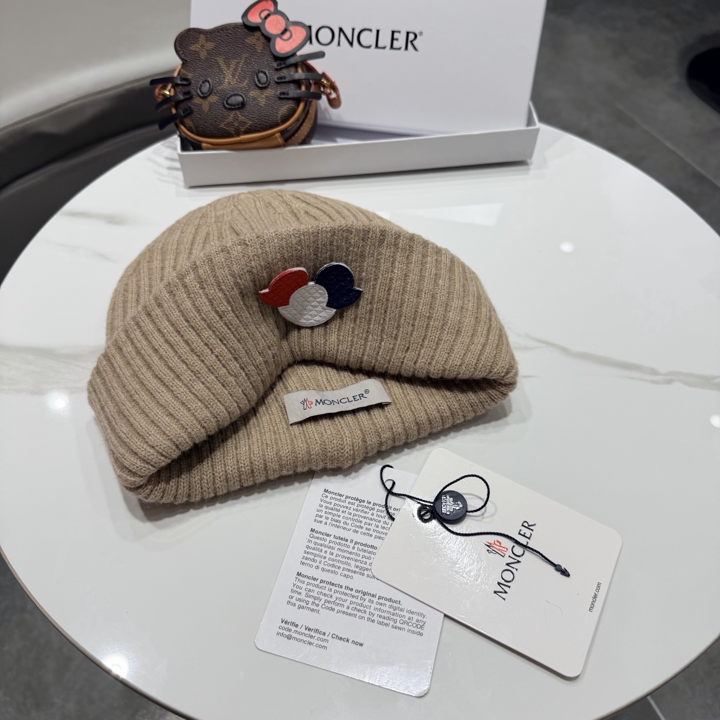 Moncler 蒙口套装秋冬款针织毛线帽这款必定是极简主义的最爱 干净，利索，时尚百搭，绝对不挑脸型！ 属于时尚经典的万