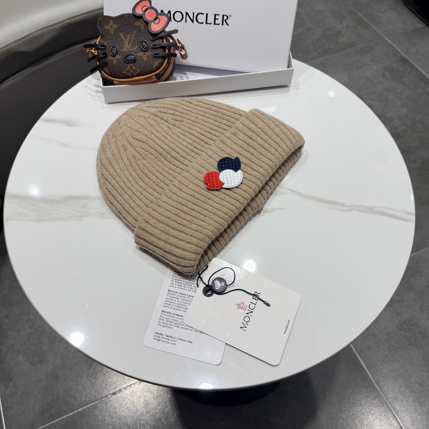 Moncler 蒙口套装秋冬款针织毛线帽这款必定是极简主义的最爱 干净，利索，时尚百搭，绝对不挑脸型！ 属于时尚经典的万