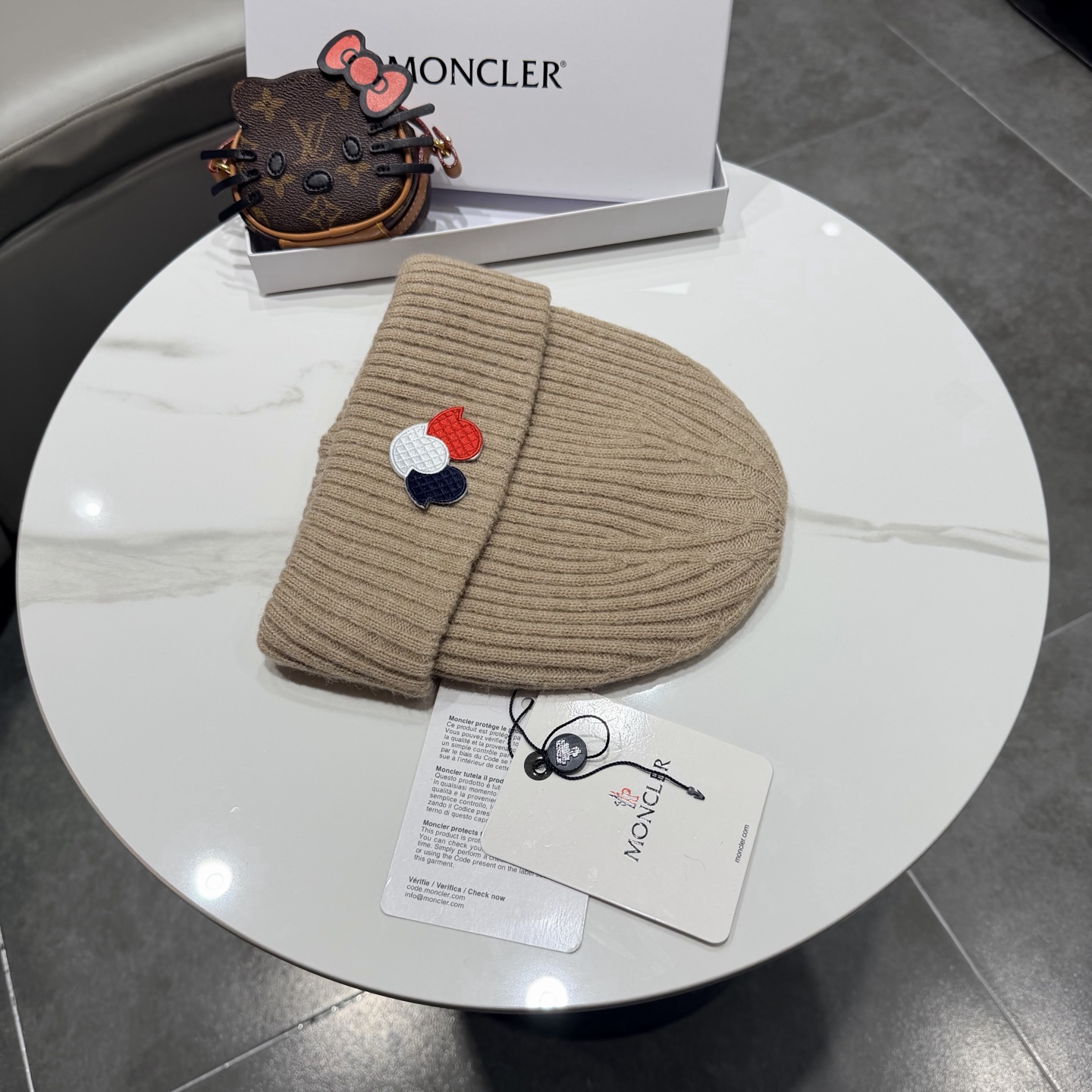 Moncler 蒙口套装秋冬款针织毛线帽这款必定是极简主义的最爱 干净，利索，时尚百搭，绝对不挑脸型！ 属于时尚经典的万