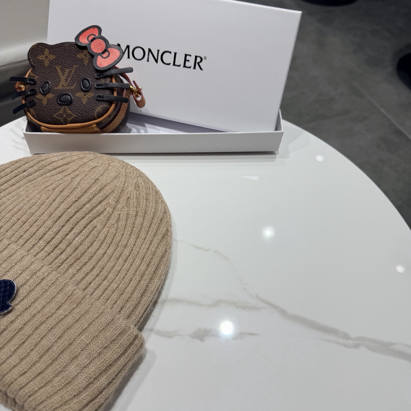 Moncler 蒙口套装秋冬款针织毛线帽这款必定是极简主义的最爱 干净，利索，时尚百搭，绝对不挑脸型！ 属于时尚经典的万