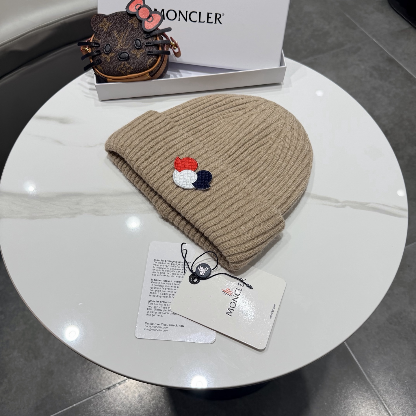 Moncler 蒙口套装秋冬款针织毛线帽这款必定是极简主义的最爱 干净，利索，时尚百搭，绝对不挑脸型！ 属于时尚经典的万