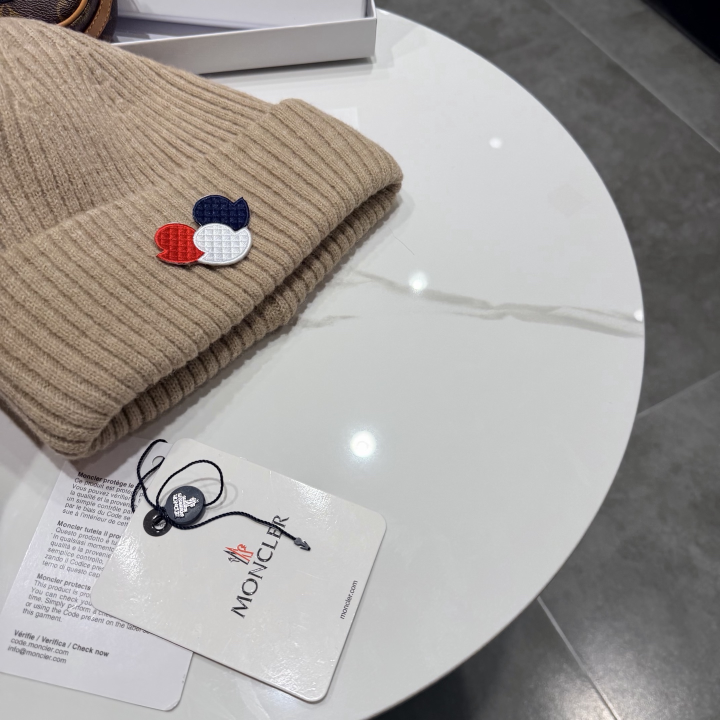 Moncler 蒙口套装秋冬款针织毛线帽这款必定是极简主义的最爱 干净，利索，时尚百搭，绝对不挑脸型！ 属于时尚经典的万