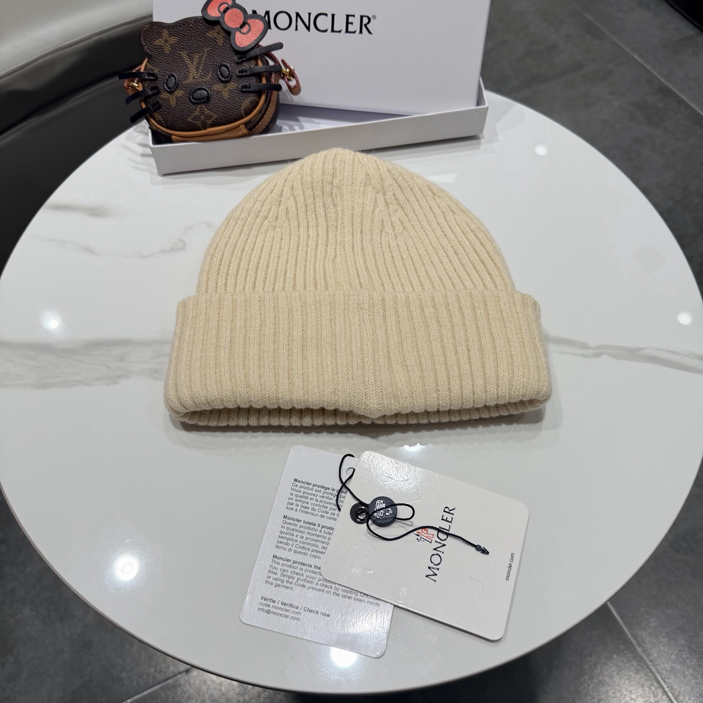 Moncler 蒙口套装秋冬款针织毛线帽这款必定是极简主义的最爱 干净，利索，时尚百搭，绝对不挑脸型！ 属于时尚经典的万