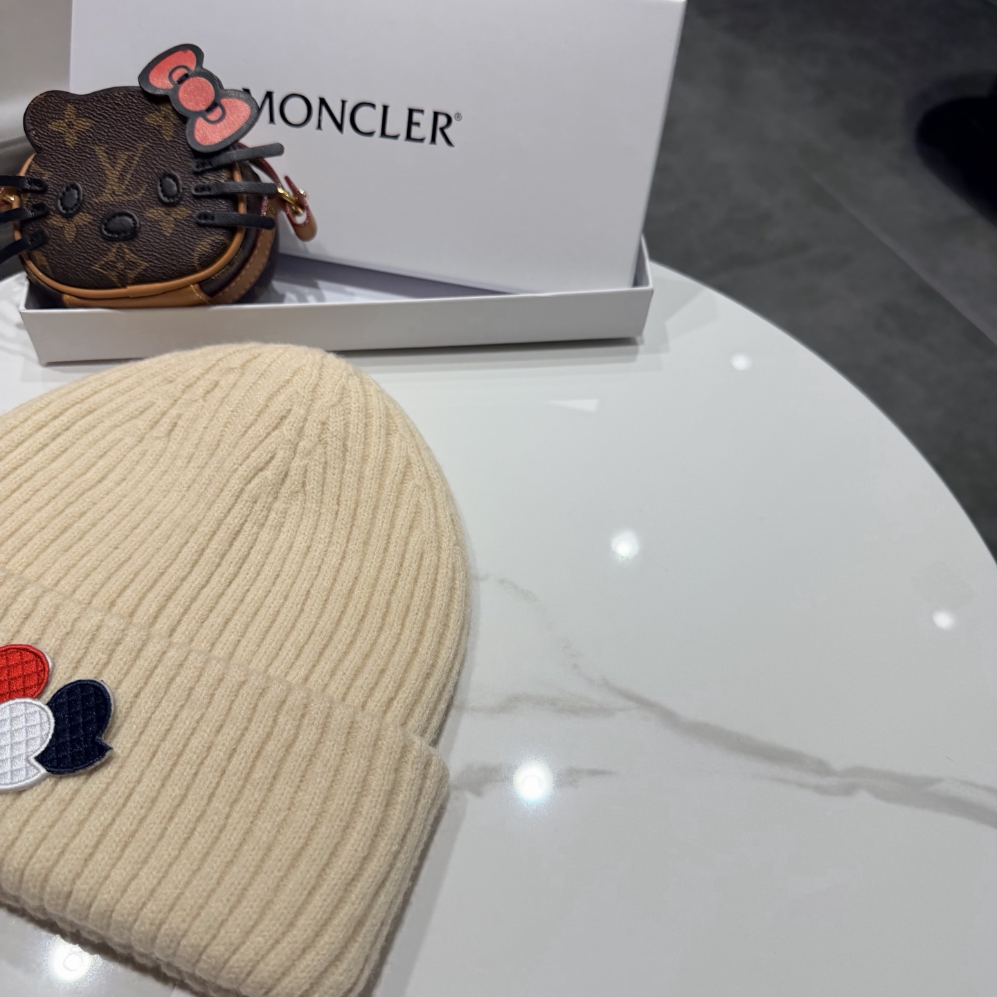 Moncler 蒙口套装秋冬款针织毛线帽这款必定是极简主义的最爱 干净，利索，时尚百搭，绝对不挑脸型！ 属于时尚经典的万