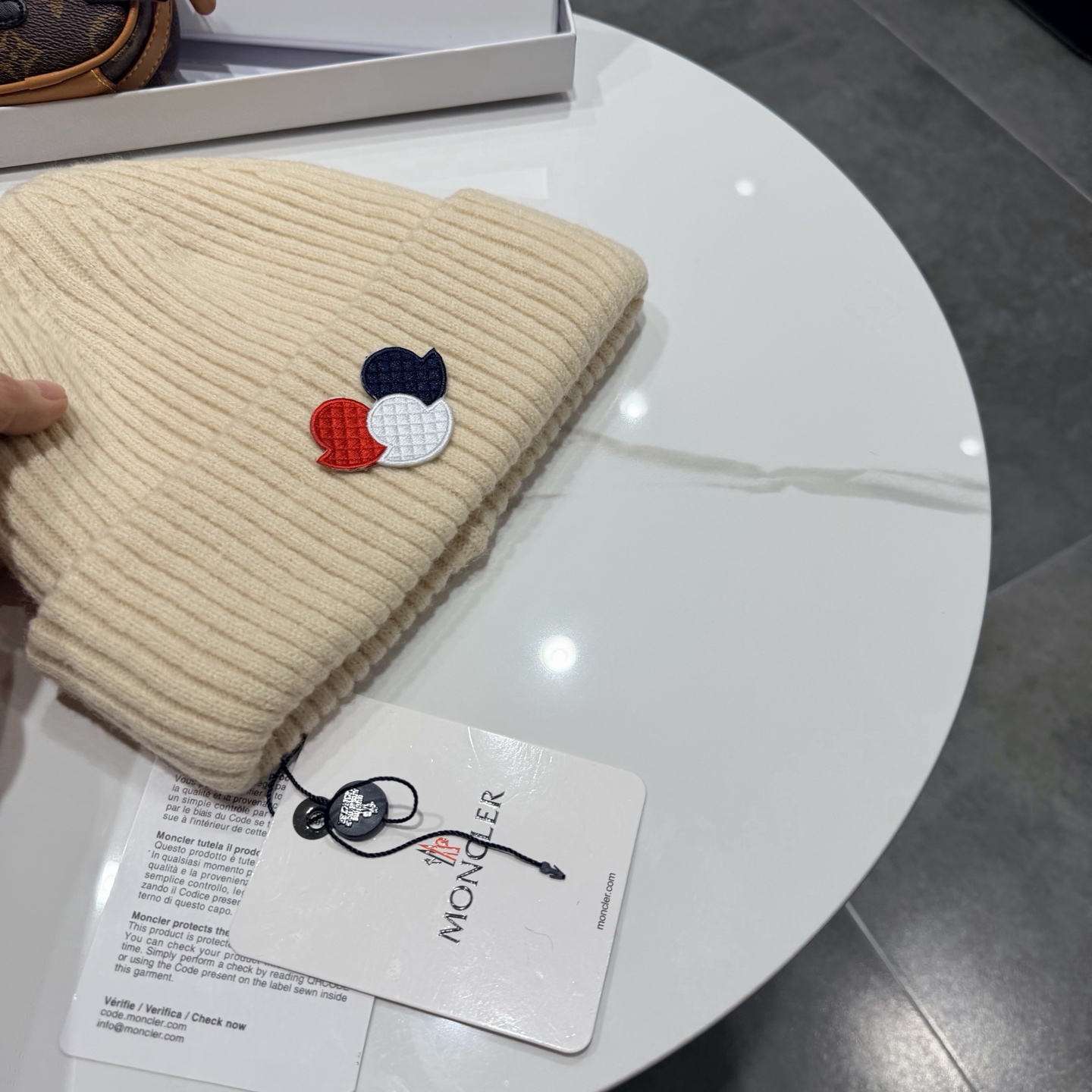 Moncler 蒙口套装秋冬款针织毛线帽这款必定是极简主义的最爱 干净，利索，时尚百搭，绝对不挑脸型！ 属于时尚经典的万