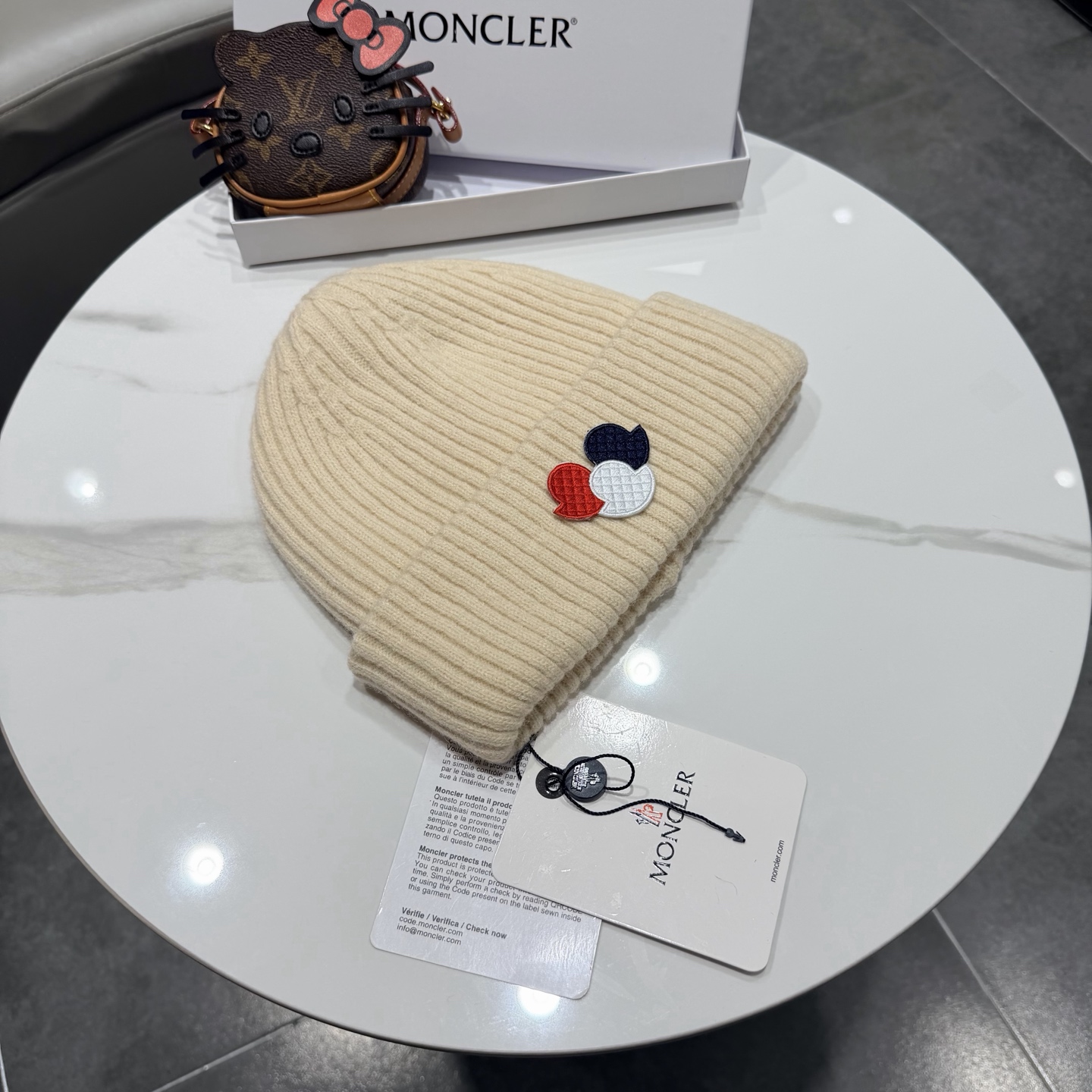 Moncler 蒙口套装秋冬款针织毛线帽这款必定是极简主义的最爱 干净，利索，时尚百搭，绝对不挑脸型！ 属于时尚经典的万