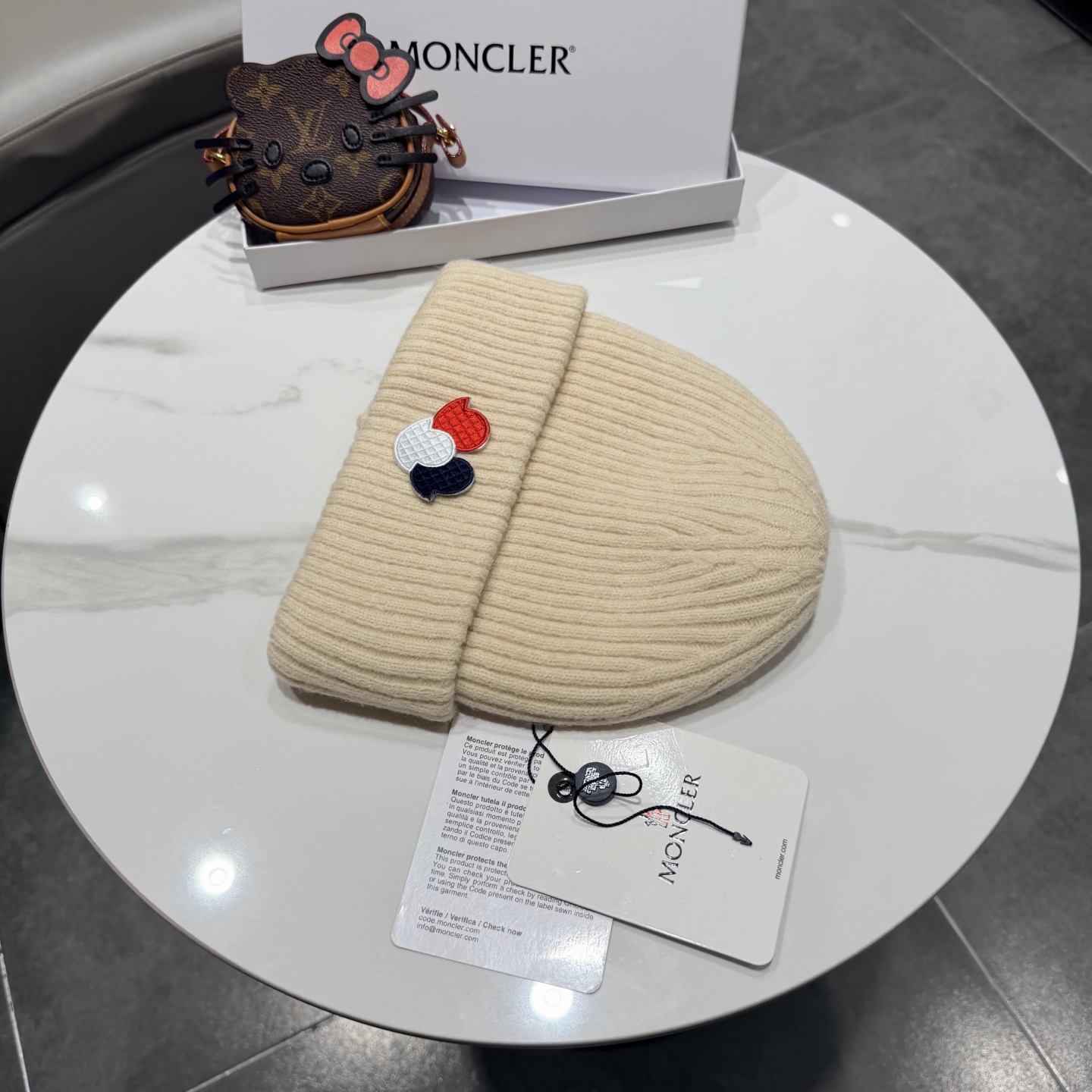 Moncler 蒙口套装秋冬款针织毛线帽这款必定是极简主义的最爱 干净，利索，时尚百搭，绝对不挑脸型！ 属于时尚经典的万