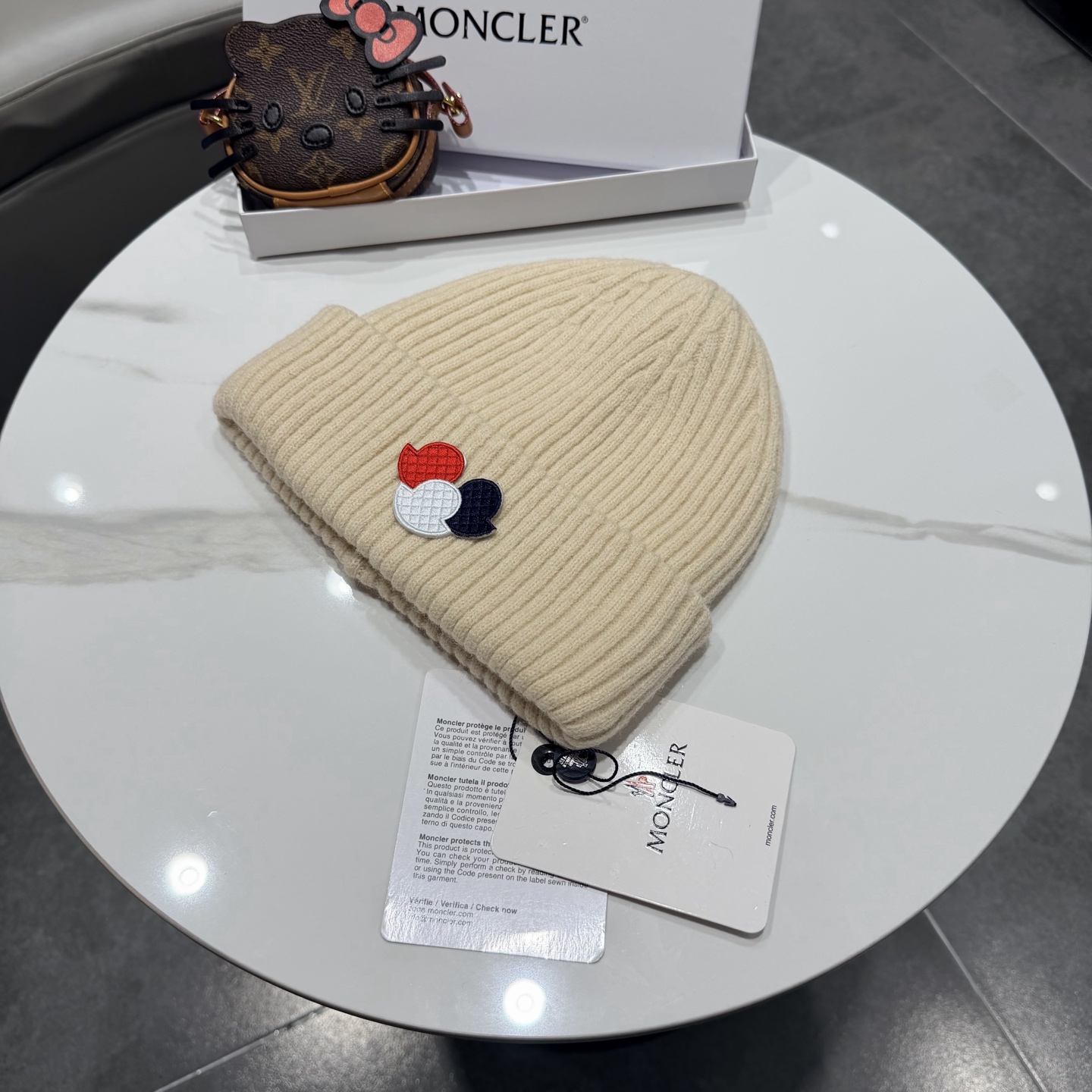 Moncler 蒙口套装秋冬款针织毛线帽这款必定是极简主义的最爱 干净，利索，时尚百搭，绝对不挑脸型！ 属于时尚经典的万