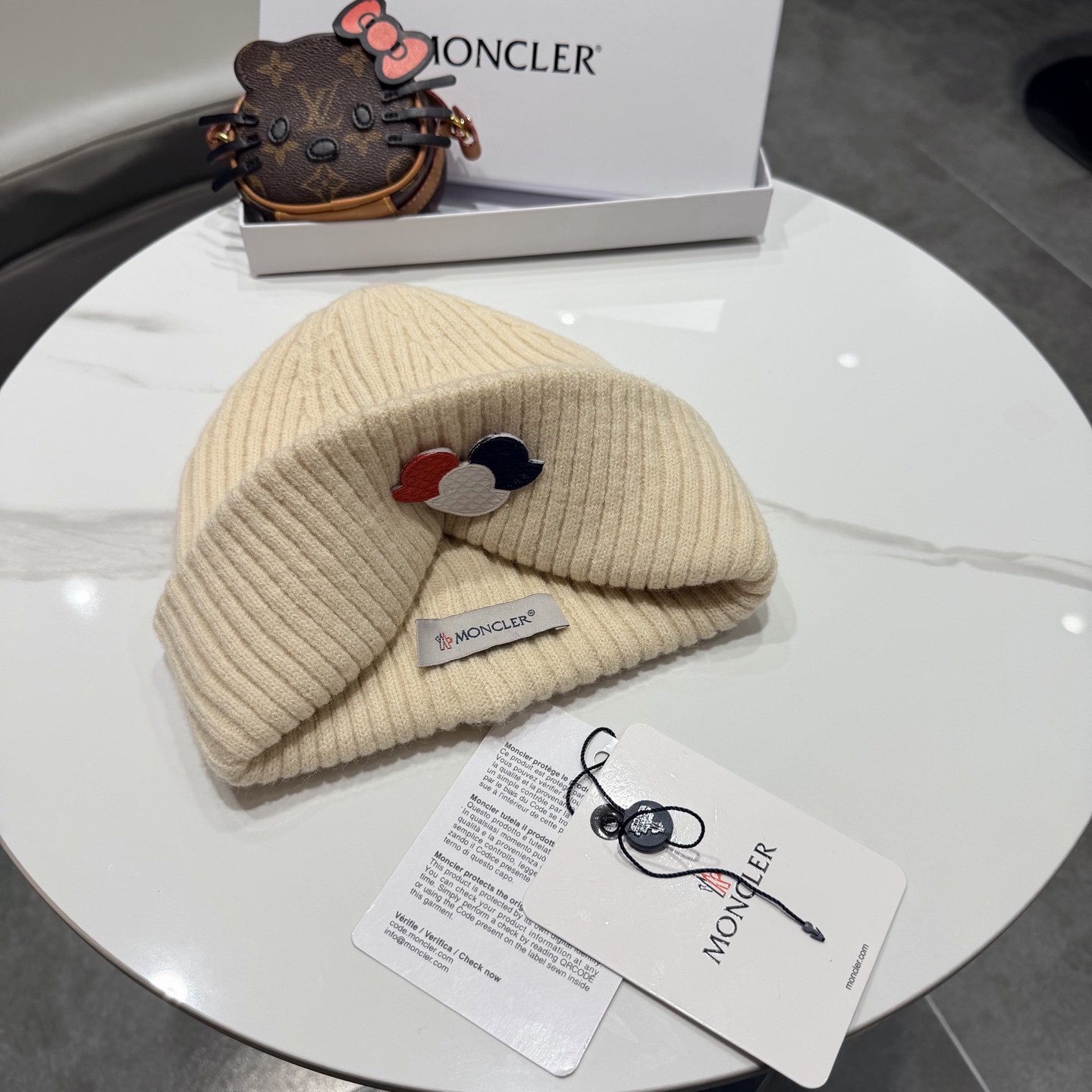 Moncler 蒙口套装秋冬款针织毛线帽这款必定是极简主义的最爱 干净，利索，时尚百搭，绝对不挑脸型！ 属于时尚经典的万