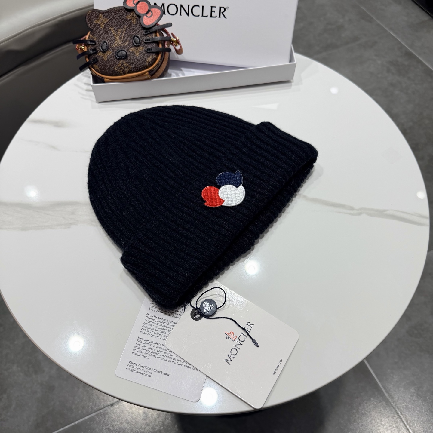 Moncler 蒙口套装秋冬款针织毛线帽这款必定是极简主义的最爱 干净，利索，时尚百搭，绝对不挑脸型！ 属于时尚经典的万