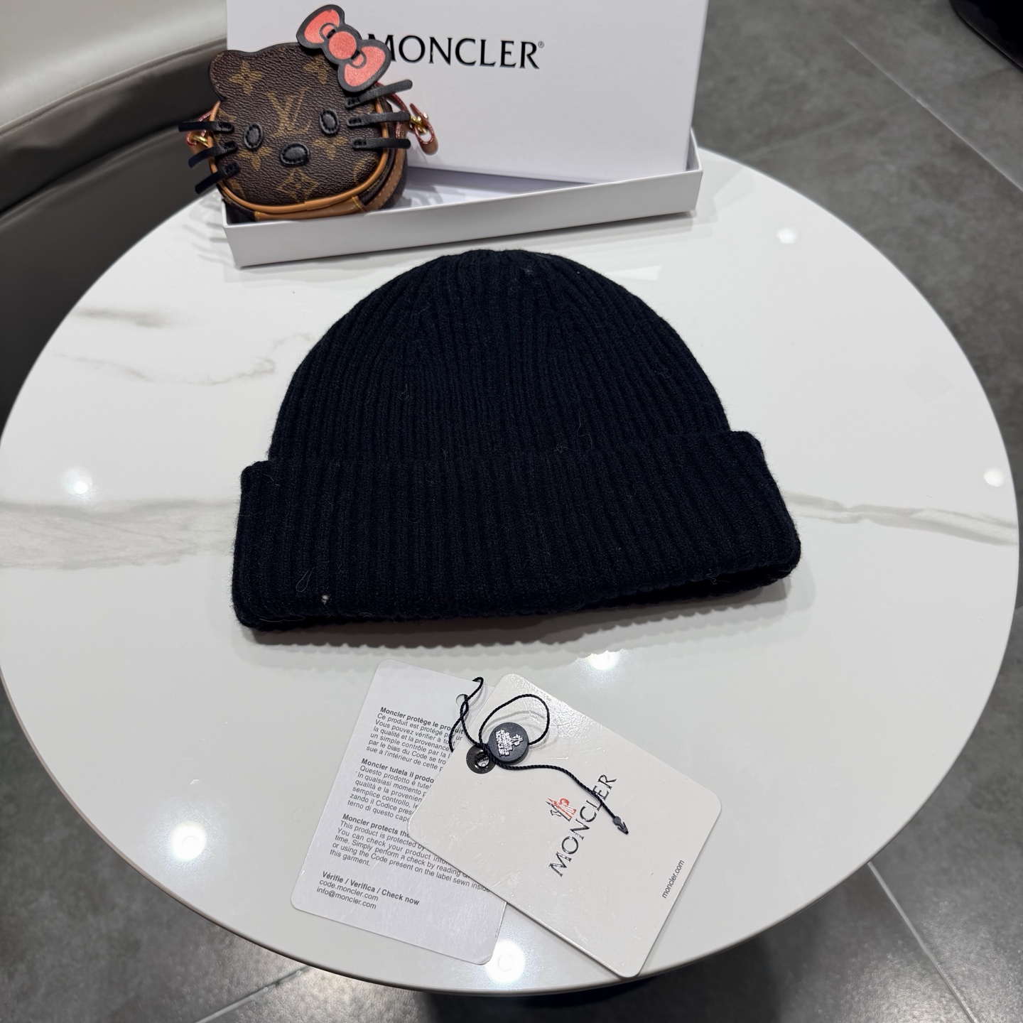 Moncler 蒙口套装秋冬款针织毛线帽这款必定是极简主义的最爱 干净，利索，时尚百搭，绝对不挑脸型！ 属于时尚经典的万