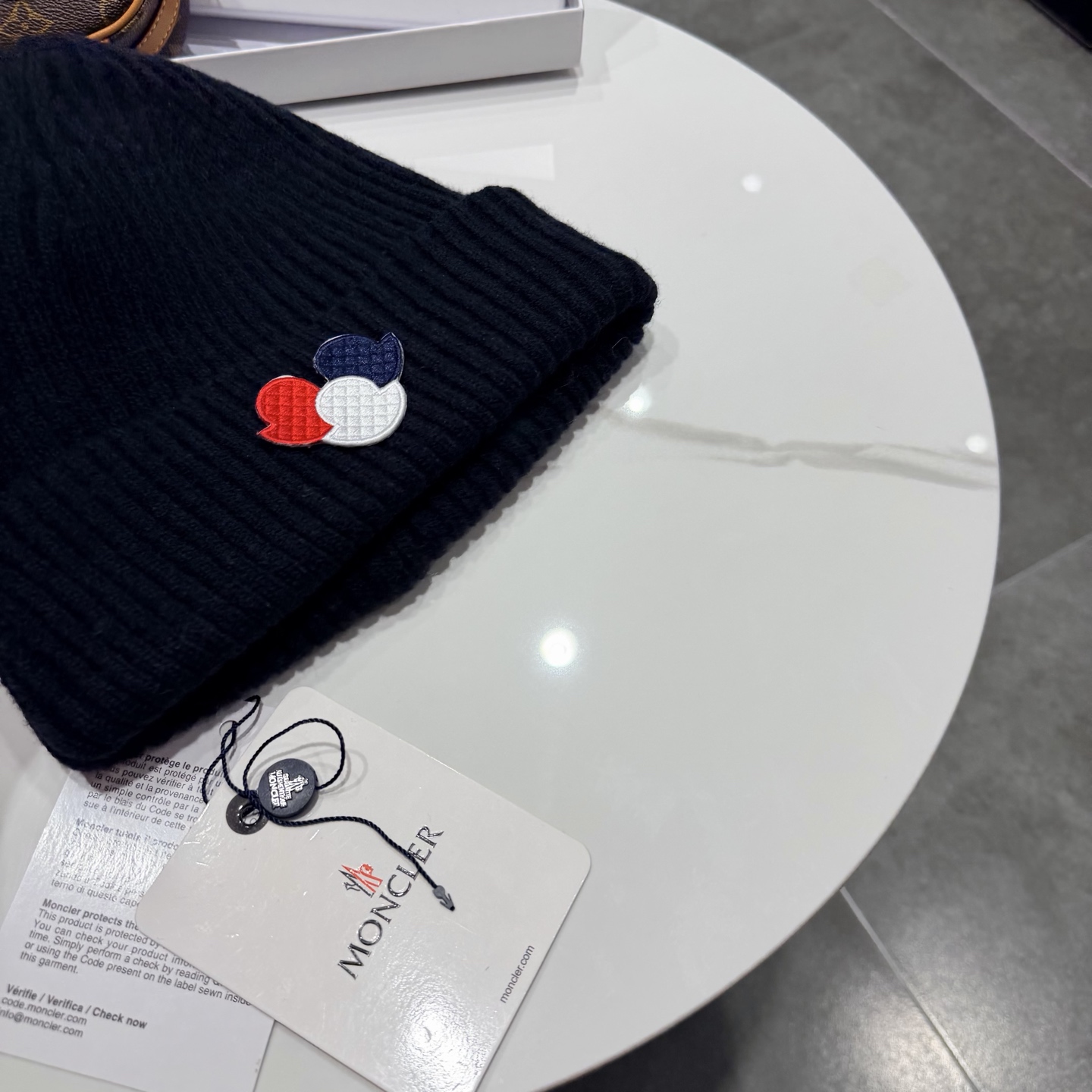 Moncler 蒙口套装秋冬款针织毛线帽这款必定是极简主义的最爱 干净，利索，时尚百搭，绝对不挑脸型！ 属于时尚经典的万