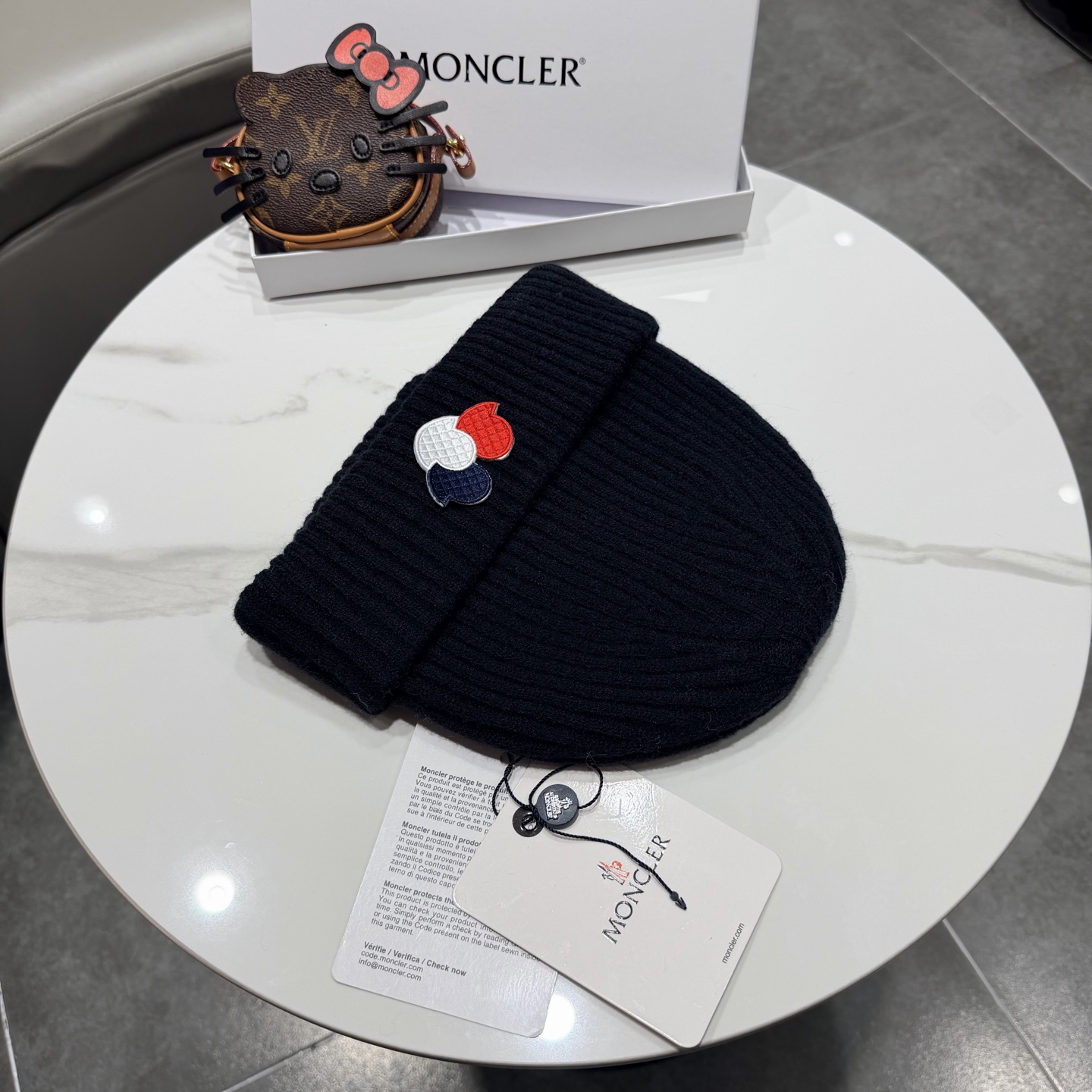 Moncler 蒙口套装秋冬款针织毛线帽这款必定是极简主义的最爱 干净，利索，时尚百搭，绝对不挑脸型！ 属于时尚经典的万