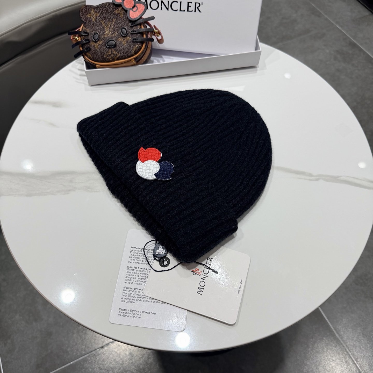 Moncler 蒙口套装秋冬款针织毛线帽这款必定是极简主义的最爱 干净，利索，时尚百搭，绝对不挑脸型！ 属于时尚经典的万