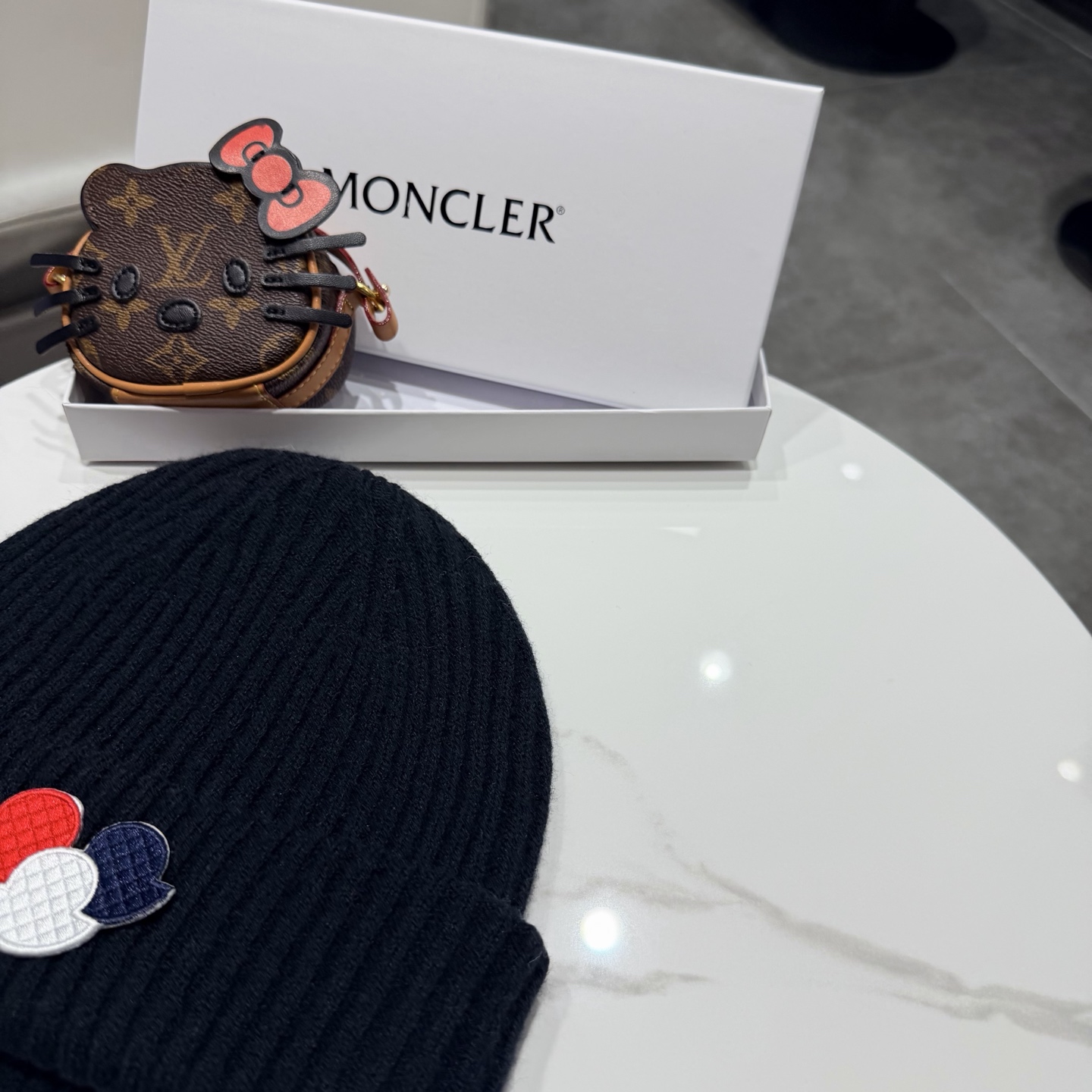 Moncler 蒙口套装秋冬款针织毛线帽这款必定是极简主义的最爱 干净，利索，时尚百搭，绝对不挑脸型！ 属于时尚经典的万