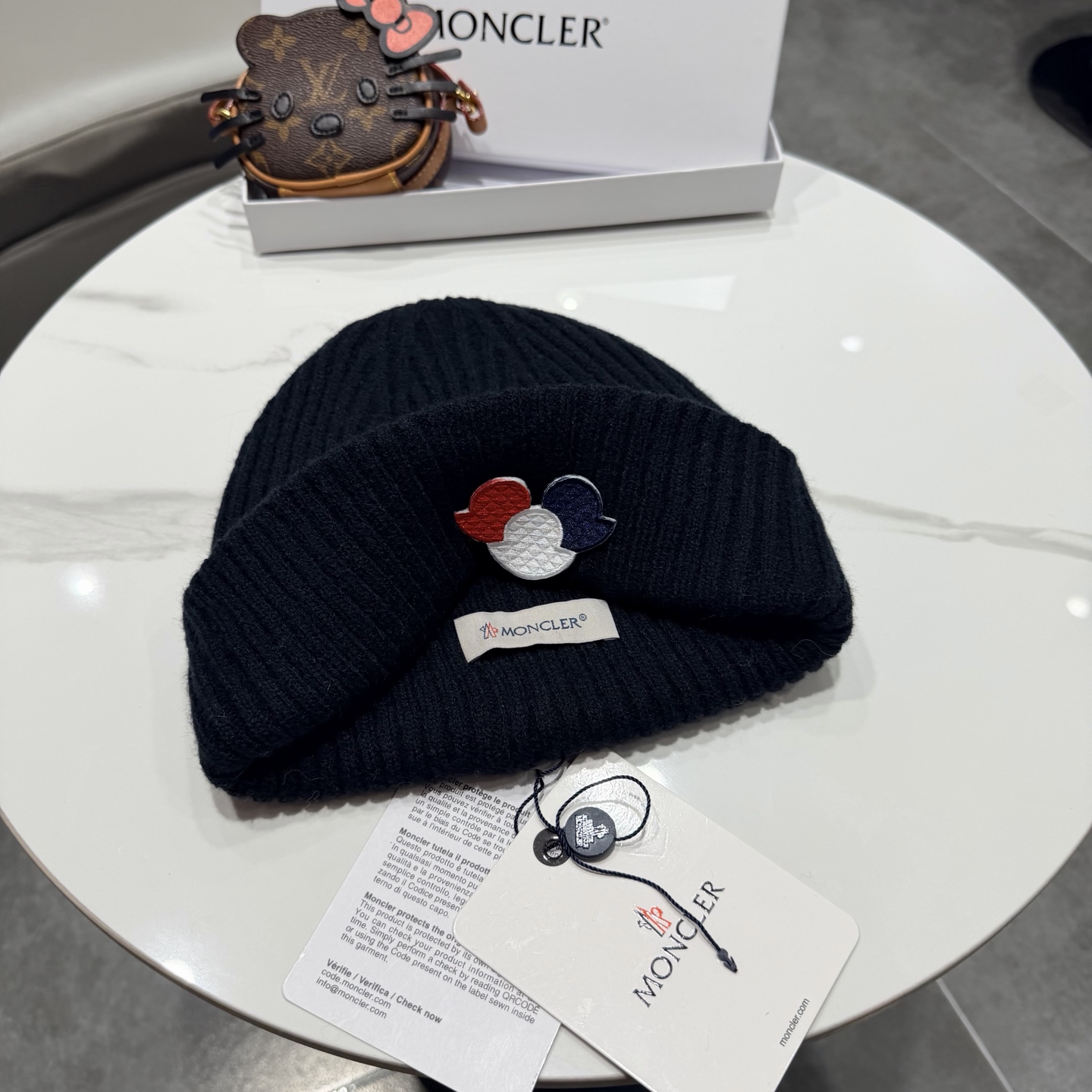 Moncler 蒙口套装秋冬款针织毛线帽这款必定是极简主义的最爱 干净，利索，时尚百搭，绝对不挑脸型！ 属于时尚经典的万