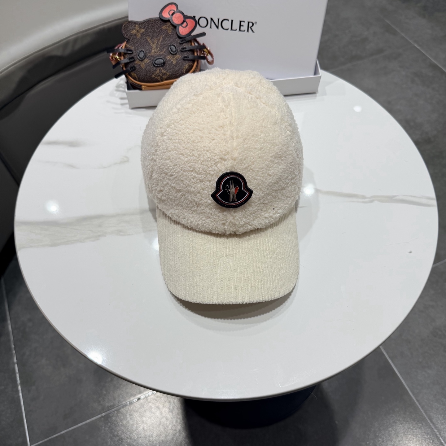 P90蒙口秋冬新款羊羔毛棒球帽~ 完全是超级完美的诠释了甜酷风 简直太爱了❤️ 上头性感又帅气 双双在线! 没有哪个女孩子拒绝的了毛绒绒的单品哦