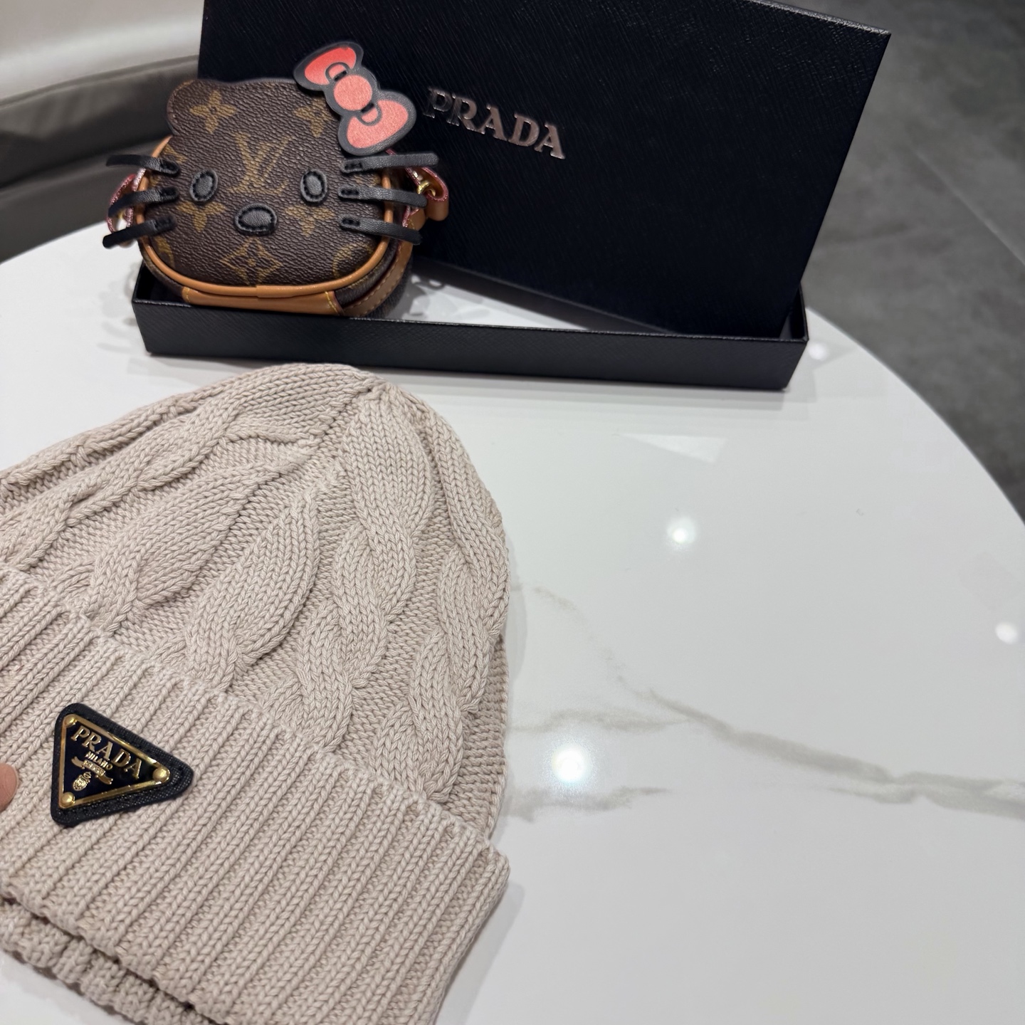 普拉达 Prada 🫓最新三角标 针织帽毛线帽女宽松冷帽，秋冬季保暖加厚 新款护耳针织帽