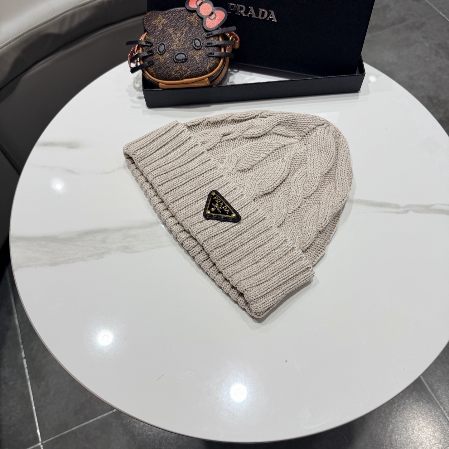 普拉达 Prada 🫓最新三角标 针织帽毛线帽女宽松冷帽，秋冬季保暖加厚 新款护耳针织帽