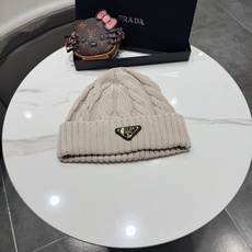 普拉达 Prada 🫓最新三角标 针织帽毛线帽女宽松冷帽,秋冬季保暖加厚 新款护耳针织帽 普拉达 Prada 🫓最新三角标 针织帽毛线帽女宽松冷帽,秋冬季保暖加厚 新款护耳针织帽