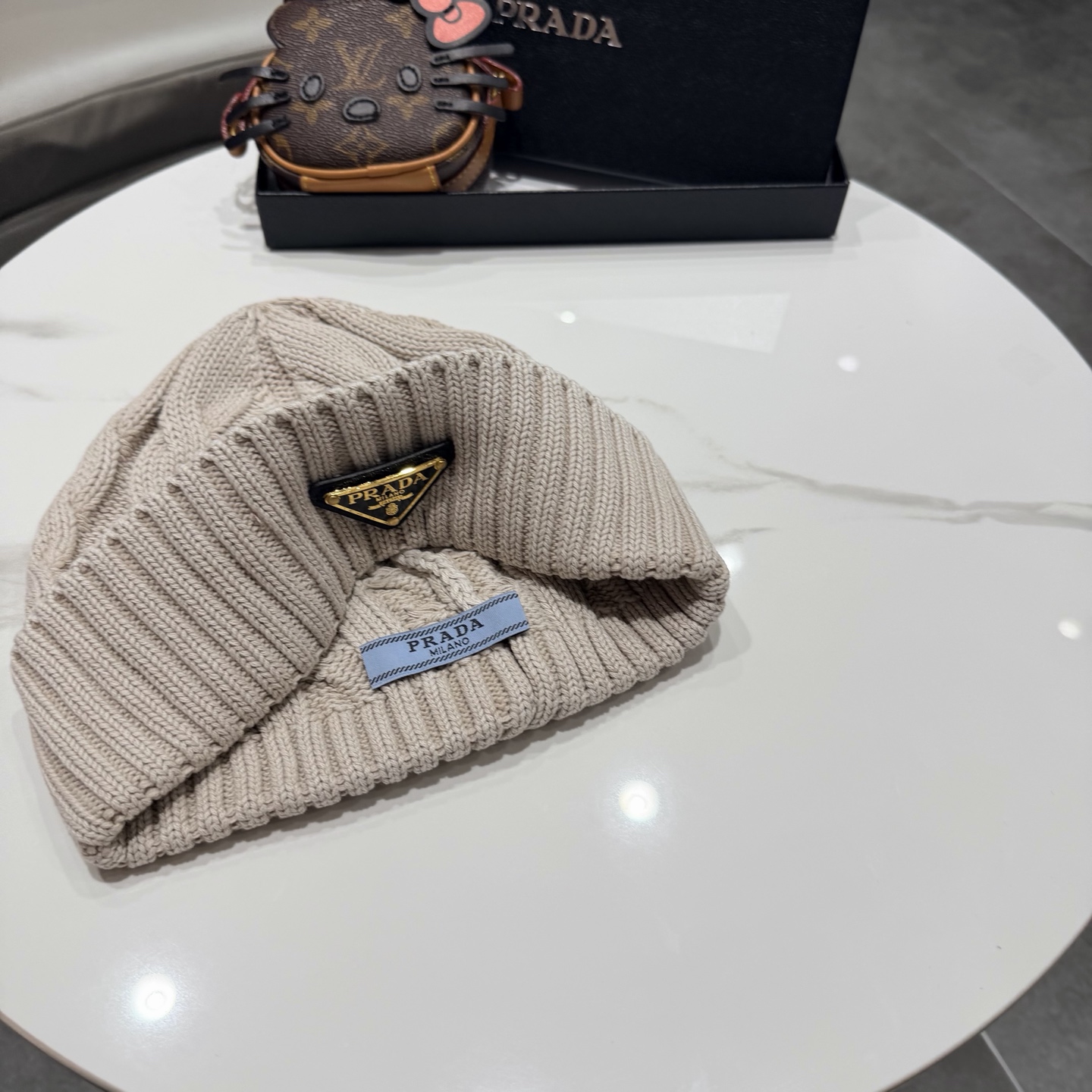 普拉达 Prada 🫓最新三角标 针织帽毛线帽女宽松冷帽，秋冬季保暖加厚 新款护耳针织帽