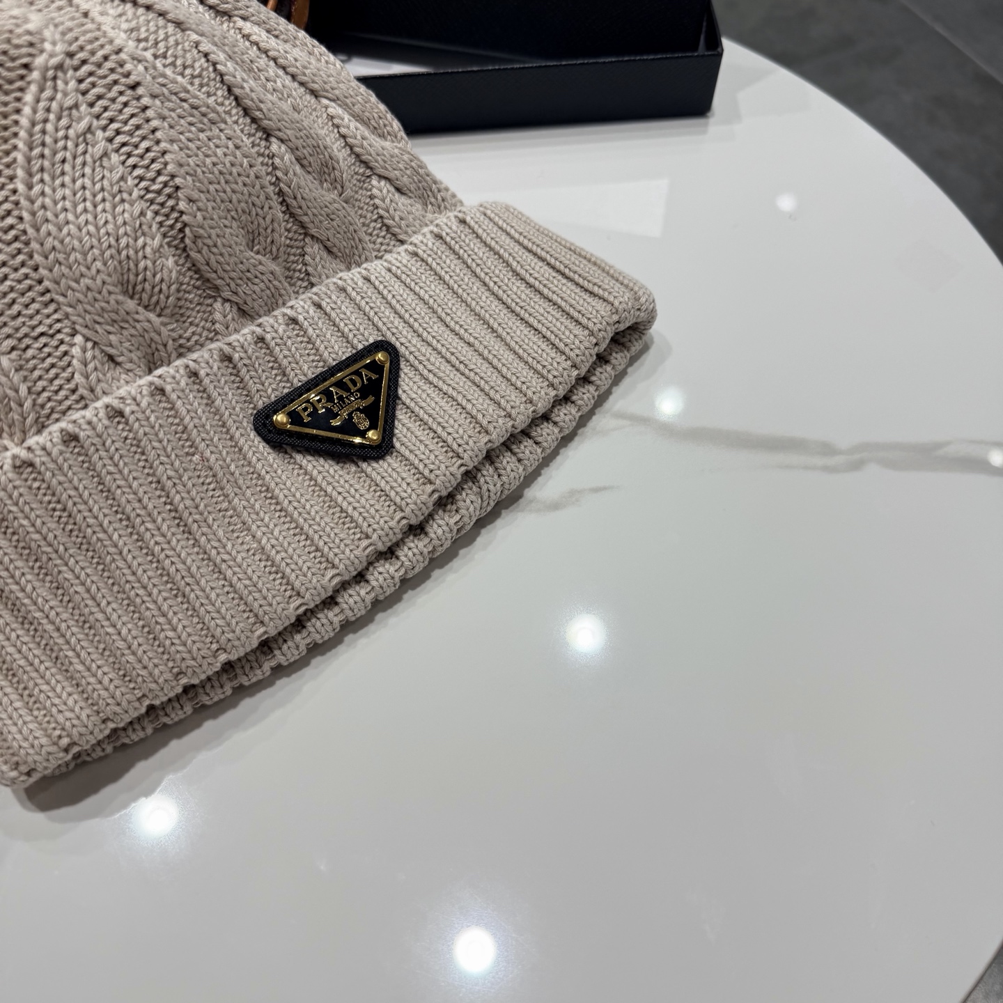 普拉达 Prada 🫓最新三角标 针织帽毛线帽女宽松冷帽，秋冬季保暖加厚 新款护耳针织帽