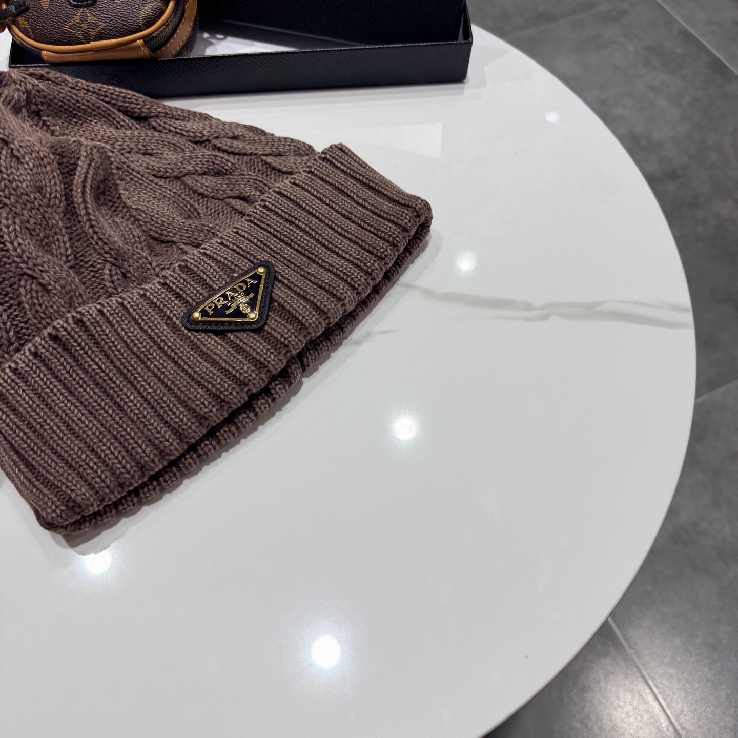 普拉达 Prada 🫓最新三角标 针织帽毛线帽女宽松冷帽，秋冬季保暖加厚 新款护耳针织帽