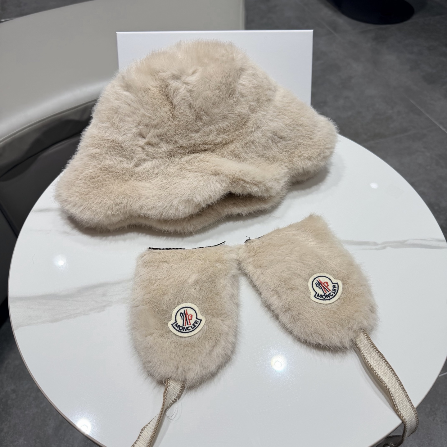 蒙口纯色波浪檐毛绒渔夫帽女冬季防寒保暖百搭大头围显脸小毛茸茸盆帽