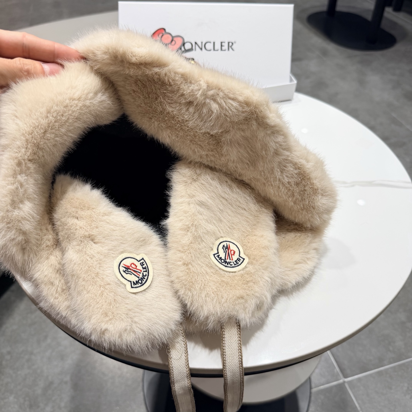 蒙口纯色波浪檐毛绒渔夫帽女冬季防寒保暖百搭大头围显脸小毛茸茸盆帽