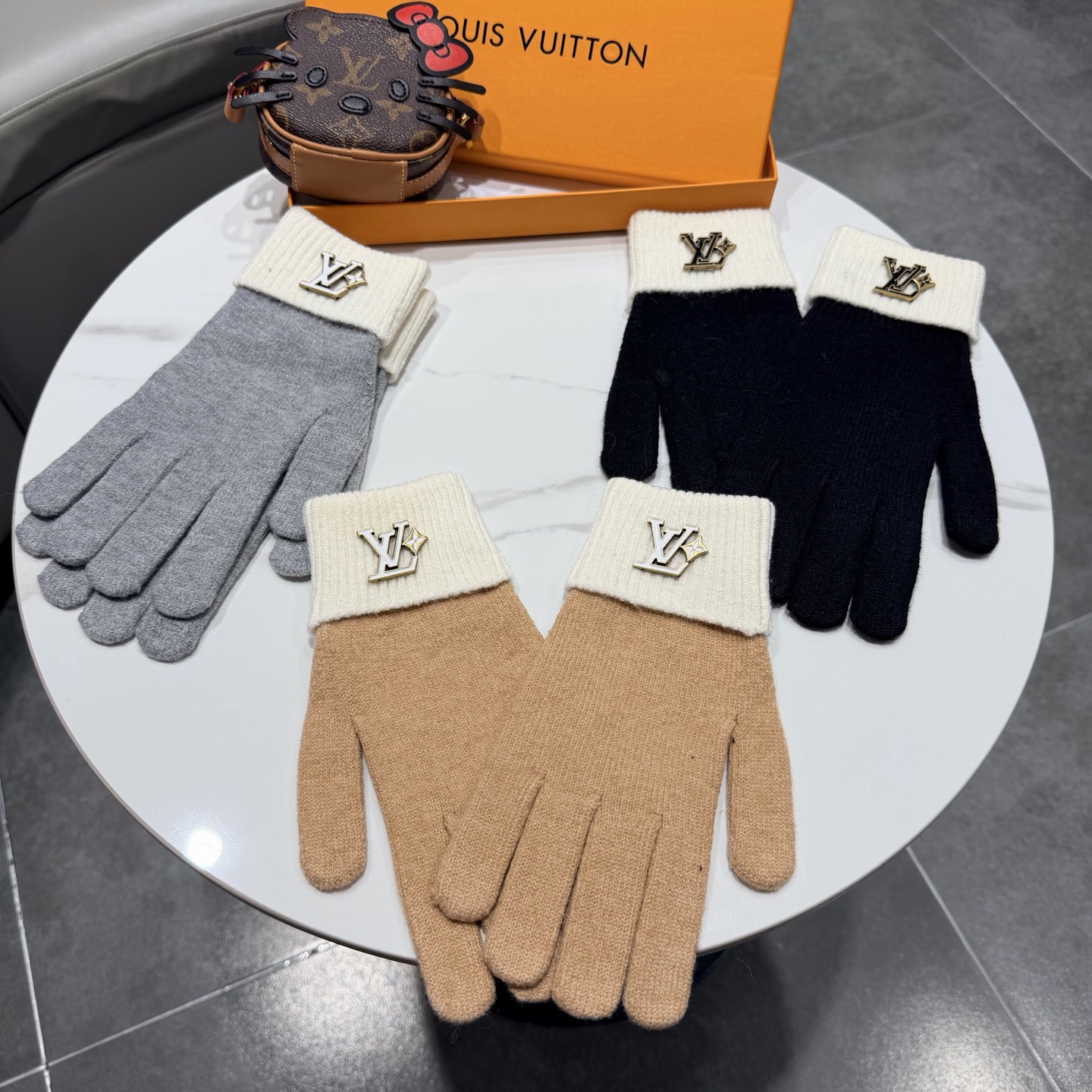 NO:640166,Comes with packaging. The official website has the same style as Xiaohongshu. The new LV Louis Vuitton autumn and winter wool knitted gloves solid color series are popular this autumn and winter. Every color is super beautiful. It looks great with a cashmere coat. Three-dimensional tailoring. Smooth lines. Comfortable to wear. Fingerless design is more convenient. Fits the hand. One-size-fits-all gloves, gloves, louis vuitton, louis vuitton, gloves.19860909配包装 官网同款小红书爆款LV路易威登新款秋冬羊毛针织手套纯色系列今年秋冬大火 每色都超好看 搭配羊绒大衣绝美 立体版型剪裁 线条流畅 佩戴舒适 露指设计更加方便 贴合手型 尺码均码手套,手套,louis vuitton,louis vuitton,gloves,accessory