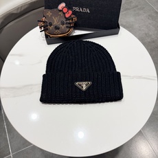 普拉达 Prada 🫓最新三角标 针织帽毛线帽女宽松冷帽,秋冬季保暖加厚 新款护耳针织帽 普拉达 Prada 🫓最新三角标 针织帽毛线帽女宽松冷帽,秋冬季保暖加厚 新款护耳针织帽